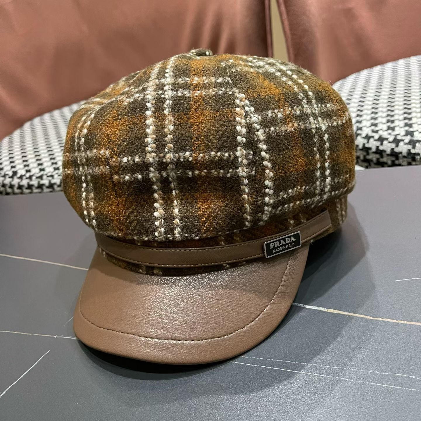 NO:588166,Prada Prada autumn and winter new Korean style square plaid woolen octagonal hat women's fashion versatile casual retro painter hat trendy hat fisherman hat baseball cap knitted hat, hat, prada, prada, espadrilles, hats19860909普拉达Prada秋冬新款韩版方格子毛呢八角帽女时尚百搭休闲复古画家帽潮帽子渔夫帽棒球帽针织帽,帽子,prada,prada,espadrilles,hats,hat