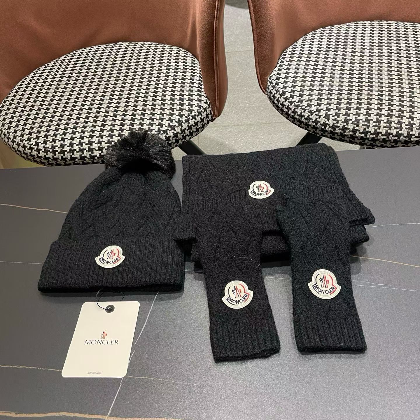NO:602043,Moncler Moncler three-piece muzzle set, gloves, hat, scarf, very soft and skin-friendly, very elastic, textured and very versatile style ~ warm, one size fits all and elastic ~ unisex, can be worn by any head size. The quality is super good. I sincerely recommend the suit, suit, Moncler, Moncler, gloves, hats19860909蒙口Moncler盟可睐蒙口三件套 手套 帽子 围巾 非常柔软亲肤,弹性很好有质感又非常百搭的款式~保暖的 均码有弹性~男女通用,任何头围都可以佩戴.质量超好真心推荐套装,套装,Moncler,Moncler,gloves,hats,accessory