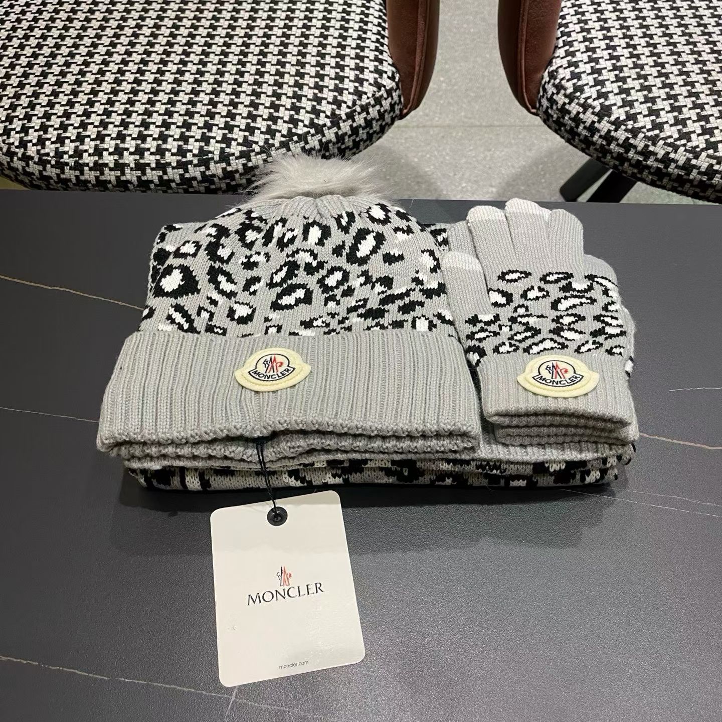 NO:587983,Mouth covering. [Wool suit hat-hat scarf] Classic suit hat!  Composition: 70% wool and 30% rabbit fur. It’s warm and super comfortable. It’s a great tool for young ladies to reduce their age in winter. This winter, all you need is a set of hats. It’s warm and fashionable!  Unisex model! Can be made as a couple model!  Complete range of anti-counterfeiting labels and elevators!  Many styles, welcome to choose! Hats, bucket hats, baseball caps, knitted hats, hats, Moncler, espadrilles, hats19860909蒙口.【羊毛套装帽子-帽子围巾】经典套装帽子！成分70羊毛30兔毛.暖暖哒超级舒服～冬日小姐姐减龄神器哦～这个冬天你就差这么一套套装帽子啦～又保暖又时尚！男女通用款!可以做情侣款！防伪标签吊卡齐全！多多款式,欢迎选择!帽子渔夫帽棒球帽针织帽,帽子,Moncler,espadrilles,hats,hat