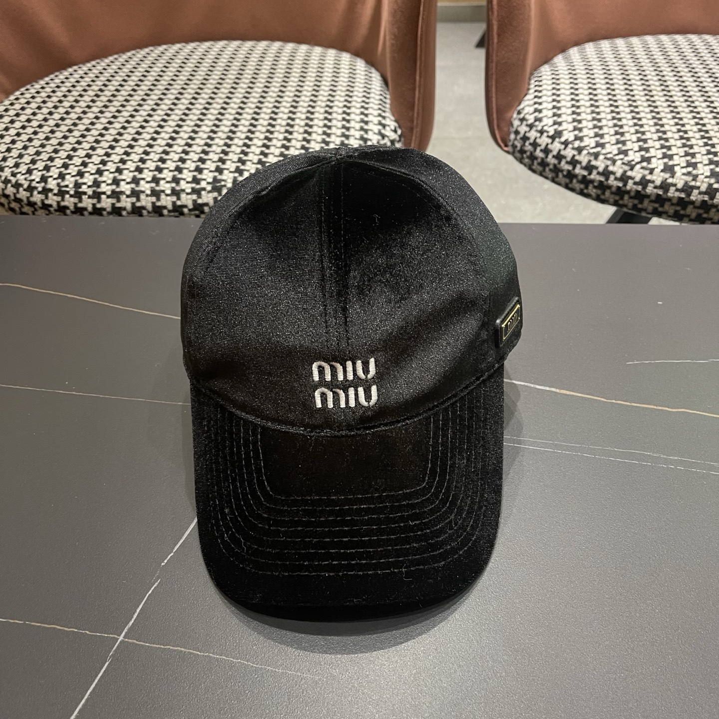 NO:587943,Miumium's original new solid color plush baseball cap, genuine mold-making and custom-made, the original workmanship is meticulous and the quality is superb!  It feels great to change it occasionally. Hats: bucket hat, baseball cap, knitted hat, hat, miumiu, espadrilles, hats19860909谬谬mium 原单新款纯色毛绒棒球帽,正品开模订制,原版做工细致质量超赞！ 偶尔换换感觉真的太棒了帽子渔夫帽棒球帽针织帽,帽子,miumiu,espadrilles,hats,hat