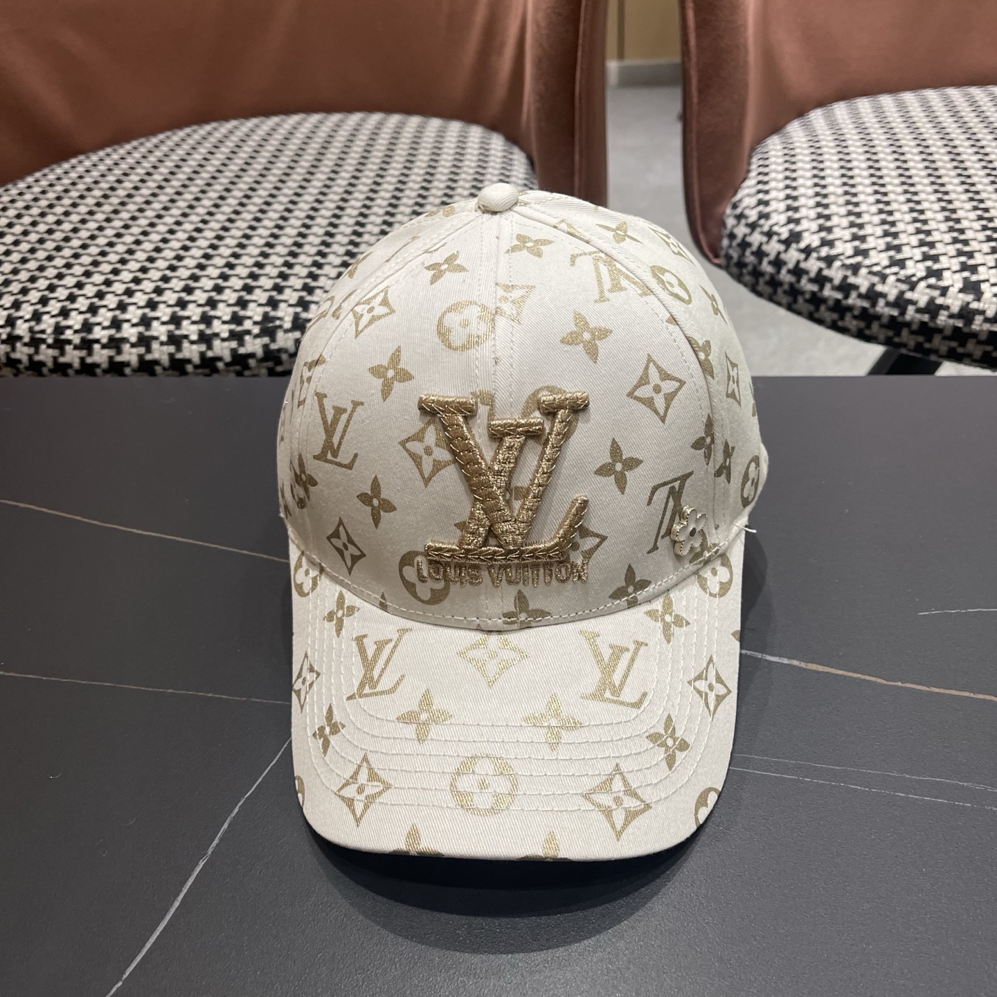 NO:587951,LV Louis Vuitton official website high version shipping, classic baseball cap, very classic classic, popular retro beauty, available in all seasons, a must-have when going out, very revealing small hat, fisherman hat, baseball cap, knitted hat, hat, louis vuitton, louis vuitton, espadrilles, hats19860909LV路易威登 官网高版出货,经典棒球帽,非常经典的经典,流行的复古美,四季可用,出门必备,非常显脸小帽子渔夫帽棒球帽针织帽,帽子,louis vuitton,louis vuitton,espadrilles,hats,hat