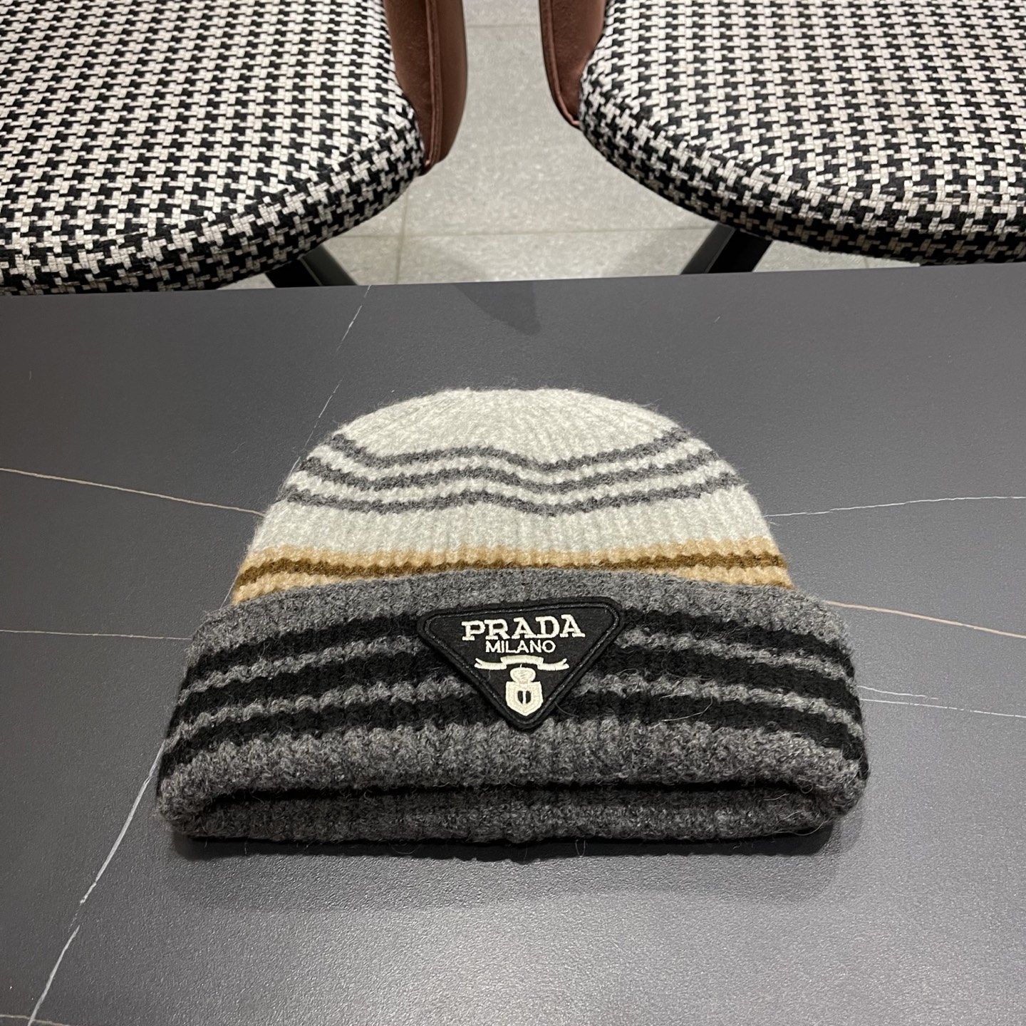 NO:587962,Prada knitted hat woolen hat for women loose cold hat, warm and thickened in autumn and winter new ear protection knitted hat hat fisherman hat baseball cap knitted hat, hat, prada, prada, espadrilles, hats19860909普拉达 Prada 针织帽毛线帽女宽松冷帽,秋冬季保暖加厚 新款护耳针织帽帽子渔夫帽棒球帽针织帽,帽子,prada,prada,espadrilles,hats,hat