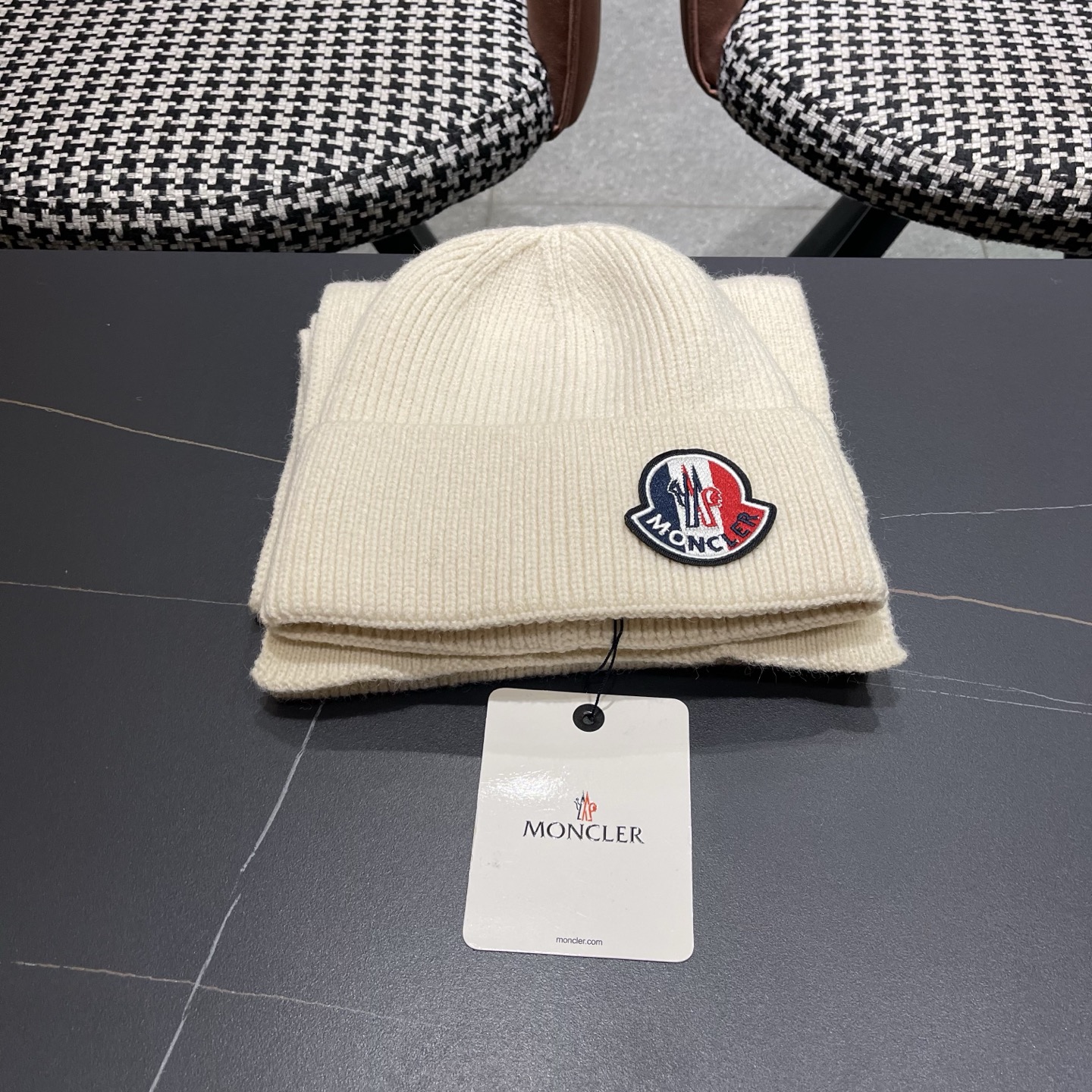 NO:602048,Moncler Mouth Cover Set Hat + Scarf Autumn and Winter Knitted Beanie Hat This must be a favorite of minimalism. It is clean, neat, fashionable and versatile, and will definitely not be picky about your face shape!  A fashionable classic that lasts forever!  Both men and women are welcome!  suit,suit,Moncler,hats19860909Moncler 蒙口套装帽子+围巾秋冬款针织毛线帽这款必定是极简主义的最爱干净,利索,时尚百搭,绝对不挑脸型！ 属于时尚经典的万年款！ 男女都可！套装,套装,Moncler,hats,accessory