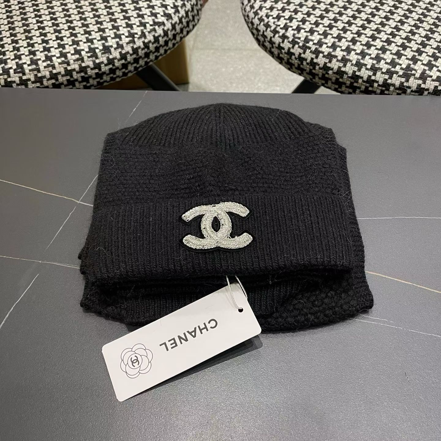 NO:602053,Chanel Chanel 2025 new classic scarf and hat set, 100% cashmere, warm and super comfortable~A magical tool for young ladies to reduce age in winter~This winter you only need one set~warm and fashionable!  Can be made as a couple model!  Complete set of anti-counterfeiting labels and elevators!  Many styles, welcome to choose!  suit,suit,chanel,chanel,hats19860909Chanel香奈儿2025新款经典围巾帽子套装,百分百羊绒 暖暖呼呼,超级舒服～冬日小姐姐减龄神器哦～这个冬天你就差者一套啦～又保暖又时尚！可以做情侣款！防伪签吊卡齐全！多多款式,欢迎选择！套装,套装,chanel,chanel,hats,accessory