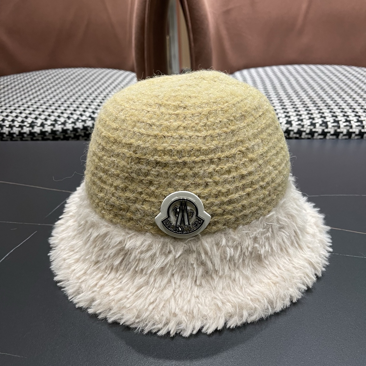 NO:604938,MONCLER (meng mouth) Korean style furry color-blocked bucket hat autumn and winter versatile face-showing small hat women's lamb wool basin hat 2025 new fashion hat fisherman hat baseball cap knitted hat, hat, Moncler, espadrilles, hats19860909MONCLER（蒙口） 韩系毛茸茸拼色渔夫帽秋冬百搭显脸小帽子女羊羔毛盆帽2025新款潮帽子渔夫帽棒球帽针织帽,帽子,Moncler,espadrilles,hats,hat
