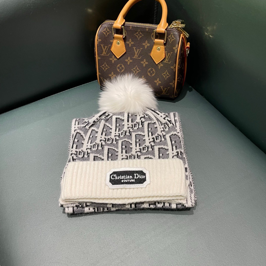 P200 迪奥DIOR经典套装帽子!帽子➕围巾!羊绒兔绒品质!暖暖哒超级舒服~冬日小姐姐减龄神器哦~这个冬天你就差这么一套套装帽子啦~又保暖又时尚!男女通用款!可以做情侣款!防伪标签吊卡齐全!多多款式,欢迎选择!