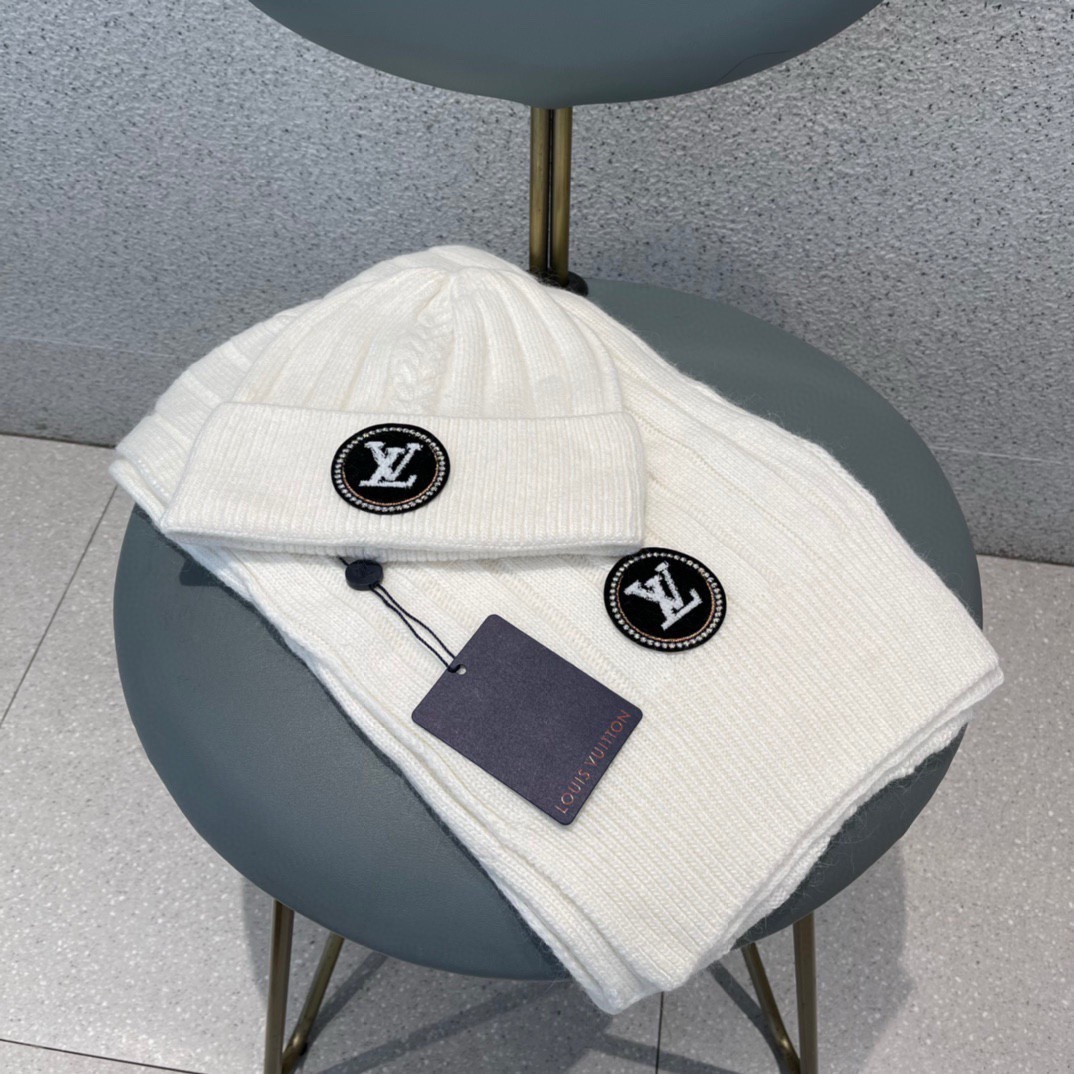 P195 LV路易威登官网新品经典套装帽子!帽子➕围巾!成份:羊绒百分之70,兔绒百分之30,混纺而成,品质,手感一级棒!暖暖哒超级舒服~这个冬天你就差这么一套装帽子啦~又保暖又时尚