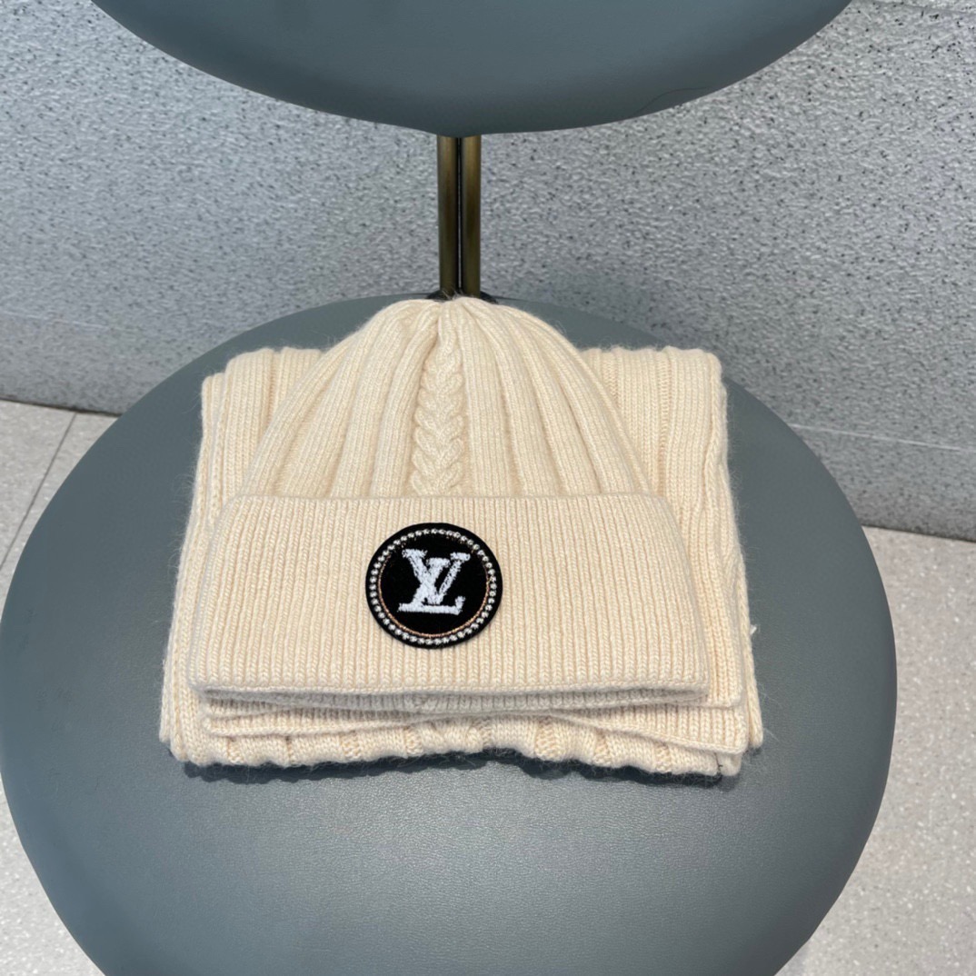 P195 LV路易威登官网新品经典套装帽子!帽子➕围巾!成份:羊绒百分之70,兔绒百分之30,混纺而成,品质,手感一级棒!暖暖哒超级舒服~这个冬天你就差这么一套装帽子啦~又保暖又时尚