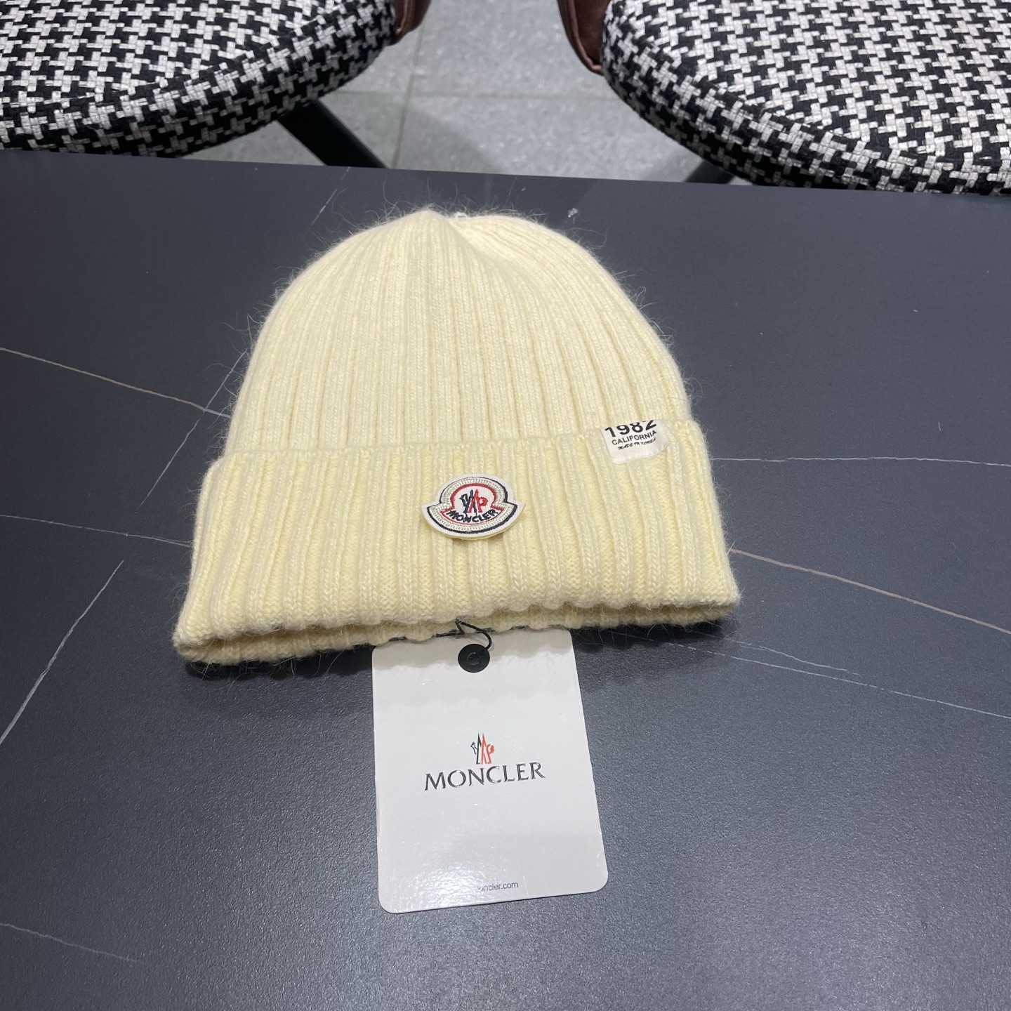 NO:617502,MONCLER (muzzled) knitted hat for women, face-showing small woolen hat, autumn and winter ear protection, warm and cold hat, fisherman hat, baseball cap, knitted hat, hat, Moncler, espadrilles, hats19860909MONCLER（蒙口） 针织帽女显脸小毛线帽子秋冬护耳保暖冷帽帽子渔夫帽棒球帽针织帽,帽子,Moncler,espadrilles,hats,hat