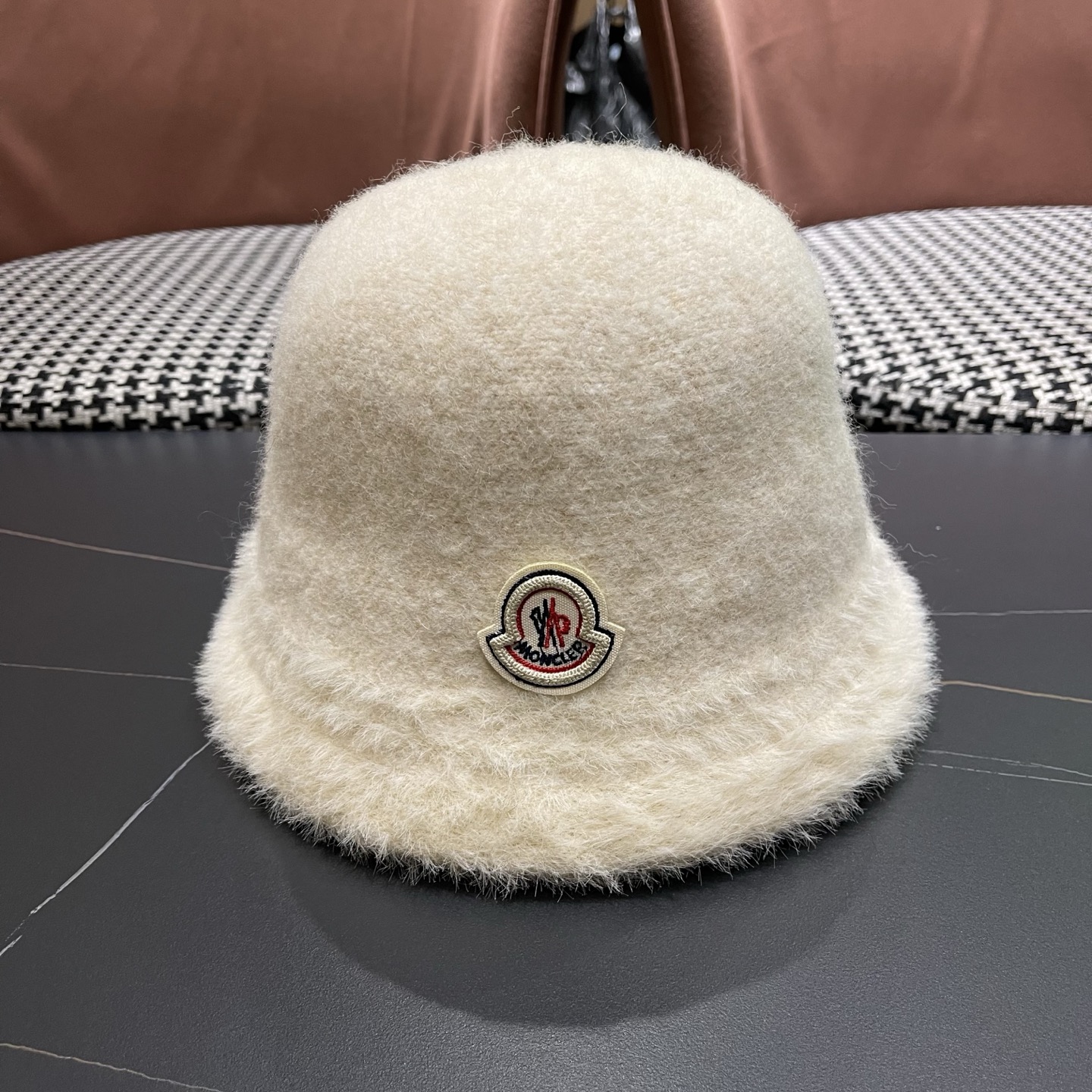 NO:617521,MONCLER (muzzle) wool bucket hat for women in autumn and winter new style with small face, high-end plush water bucket hat, Japanese warm and versatile basin hat, fisherman hat, baseball cap, knitted hat, hat, Moncler, espadrilles, hats19860909MONCLER（蒙口）羊毛渔夫帽女秋冬新款显脸小高级感毛绒水 桶帽子日系保暖百搭盆帽帽子渔夫帽棒球帽针织帽,帽子,Moncler,espadrilles,hats,hat