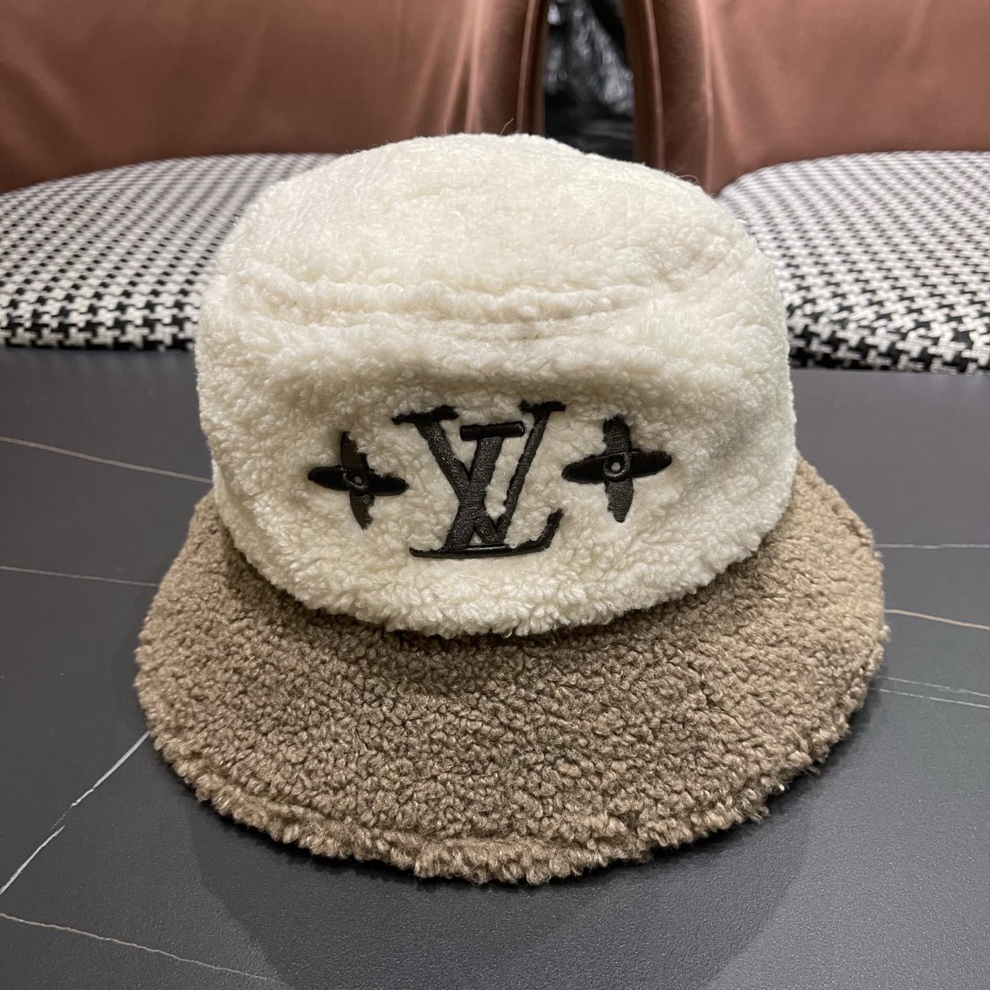 NO:617528,LV Louis Vuitton original single embroidered bucket hat, best-selling model in the counter, pure cotton lining, light and breathable. Perfect fit, accurate matching, original quality, exclusive physical shooting, suitable hats for men and women, bucket hats, baseball caps, knitted hats, hats, louis vuitton, louis vuitton, espadrilles, hats19860909LV路易威登原单刺绣渔夫帽 专柜热卖款纯棉内里,轻盈透气.完美版型,对格精准无误,原厂品质,独家实物拍摄,男女适用帽子渔夫帽棒球帽针织帽,帽子,louis vuitton,louis vuitton,espadrilles,hats,hat