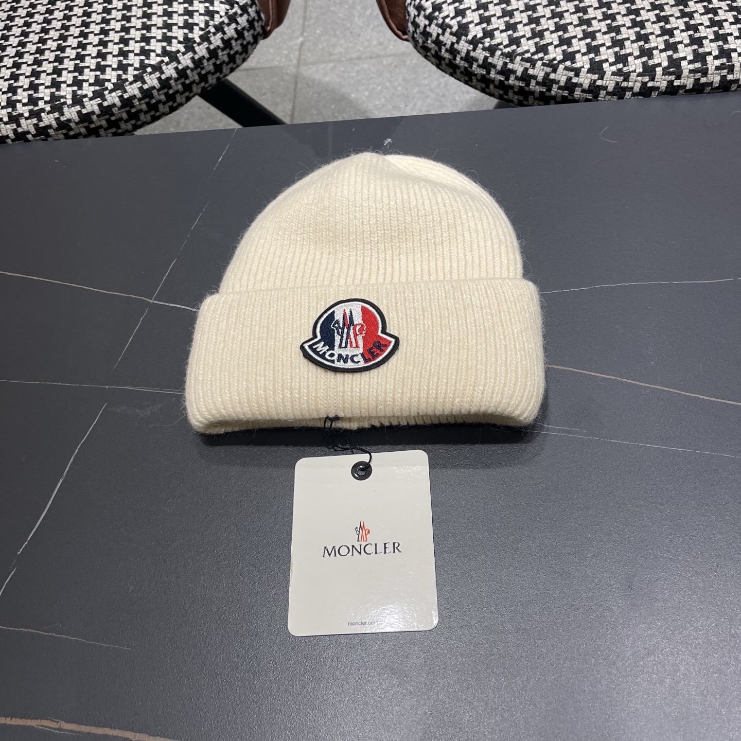 NO:617532,Moncler MONCLER knitted rabbit wool beanie, a super classic and timeless autumn and winter cold hat. There are many versions in the market. Only this one has always stood up. The top is really good-looking, and the body of the hat does not cut corners at all. 30% rabbit hair 70% wool, hat fisherman hat baseball cap knitted hat, hat, Moncler, espadrilles, hats19860909蒙口MONCLER针织兔羊毛毛线帽 超经典不过时的一款秋冬冷帽帽型质量市场都有超多版本唯有这款一直屹立不倒,上头真心好看,帽身一点都不偷工减料,30兔毛70羊毛,帽子渔夫帽棒球帽针织帽,帽子,Moncler,espadrilles,hats,hat