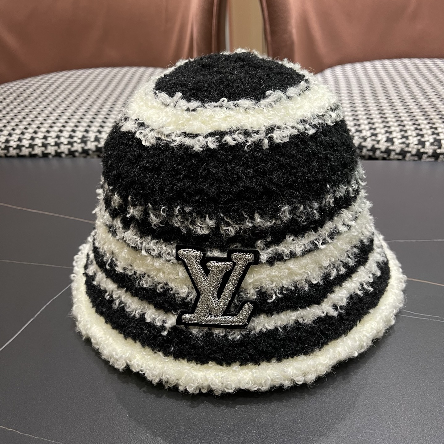 NO:617526,LV Louis Vuitton's new Korean style knitted striped simple design bucket hat for women autumn and winter literary soft plush warm basin hat trend hat bucket hat baseball cap knitted hat, hat, louis vuitton, louis vuitton, espadrilles, hats19860909LV路易威登 新款韩版针织条纹简约设计渔夫帽女秋冬文艺柔软毛绒保暖盆帽潮 帽子渔夫帽棒球帽针织帽,帽子,louis vuitton,louis vuitton,espadrilles,hats,hat