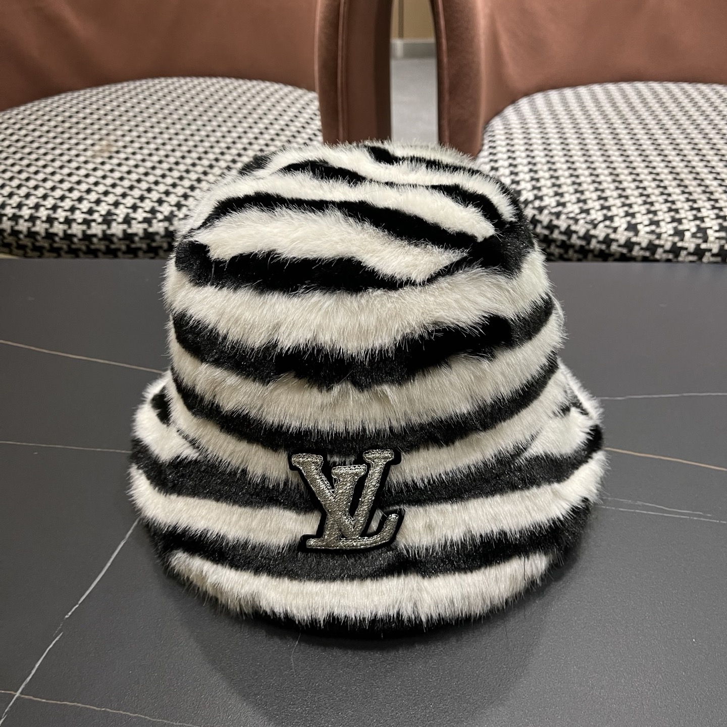 P115 Lv路易威登 斑马纹毛绒绒复古渔夫帽秋冬季加厚
保暖帽子女韩版潮时尚百搭盆帽