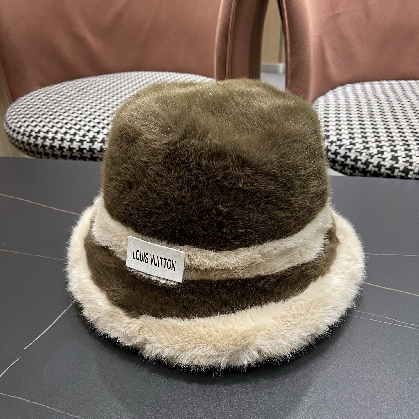 P110 Lv路易威登 帽子女冬季新款显脸小加绒保暖护耳帽
大头围盆帽毛茸茸渔夫帽