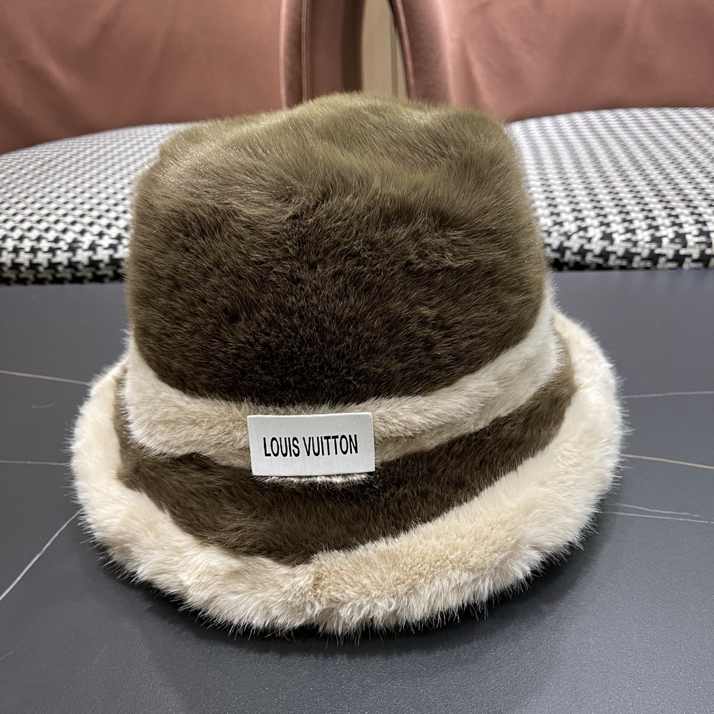 P110 Lv路易威登 帽子女冬季新款显脸小加绒保暖护耳帽
大头围盆帽毛茸茸渔夫帽