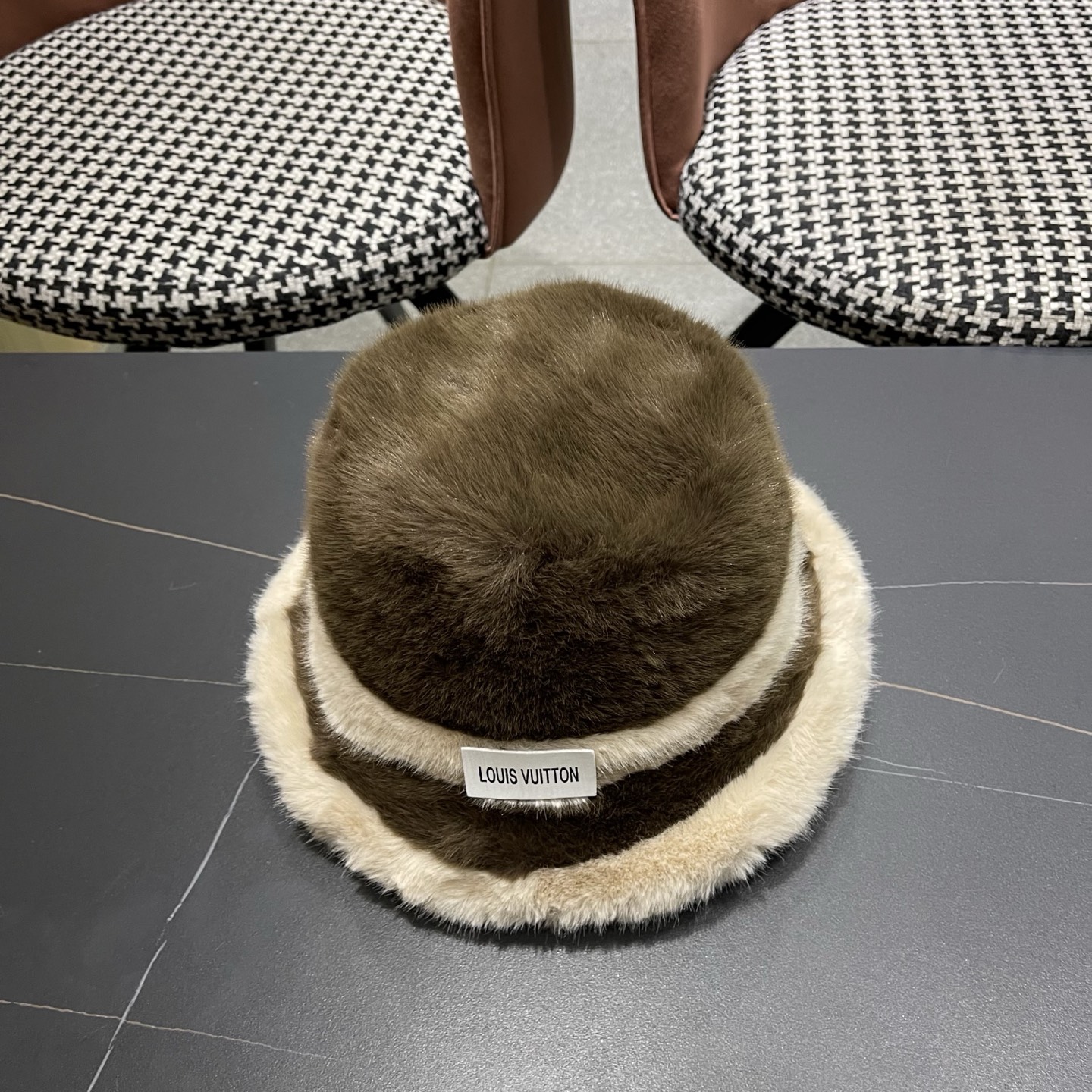 P110 Lv路易威登 帽子女冬季新款显脸小加绒保暖护耳帽
大头围盆帽毛茸茸渔夫帽