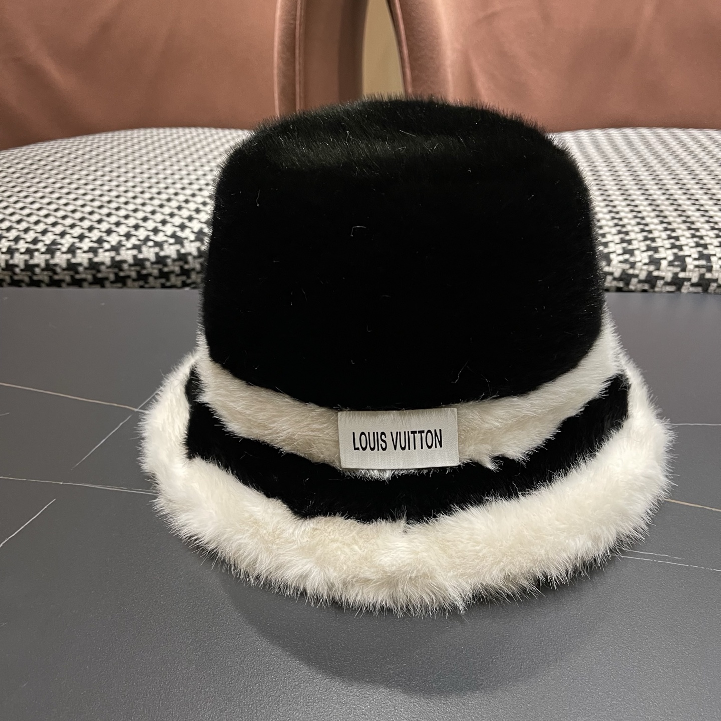 P110 Lv路易威登 帽子女冬季新款显脸小加绒保暖护耳帽
大头围盆帽毛茸茸渔夫帽