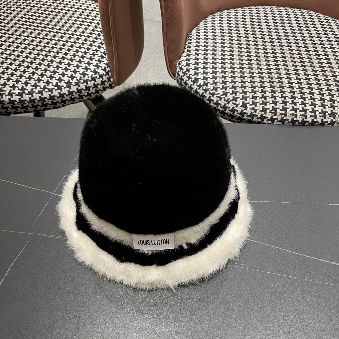 P110 Lv路易威登 帽子女冬季新款显脸小加绒保暖护耳帽
大头围盆帽毛茸茸渔夫帽