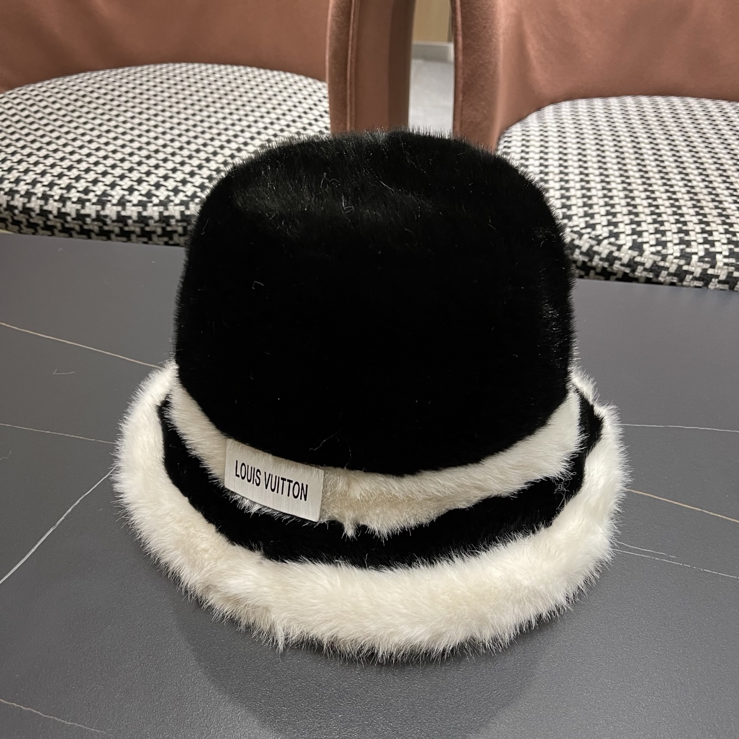 P110 Lv路易威登 帽子女冬季新款显脸小加绒保暖护耳帽
大头围盆帽毛茸茸渔夫帽