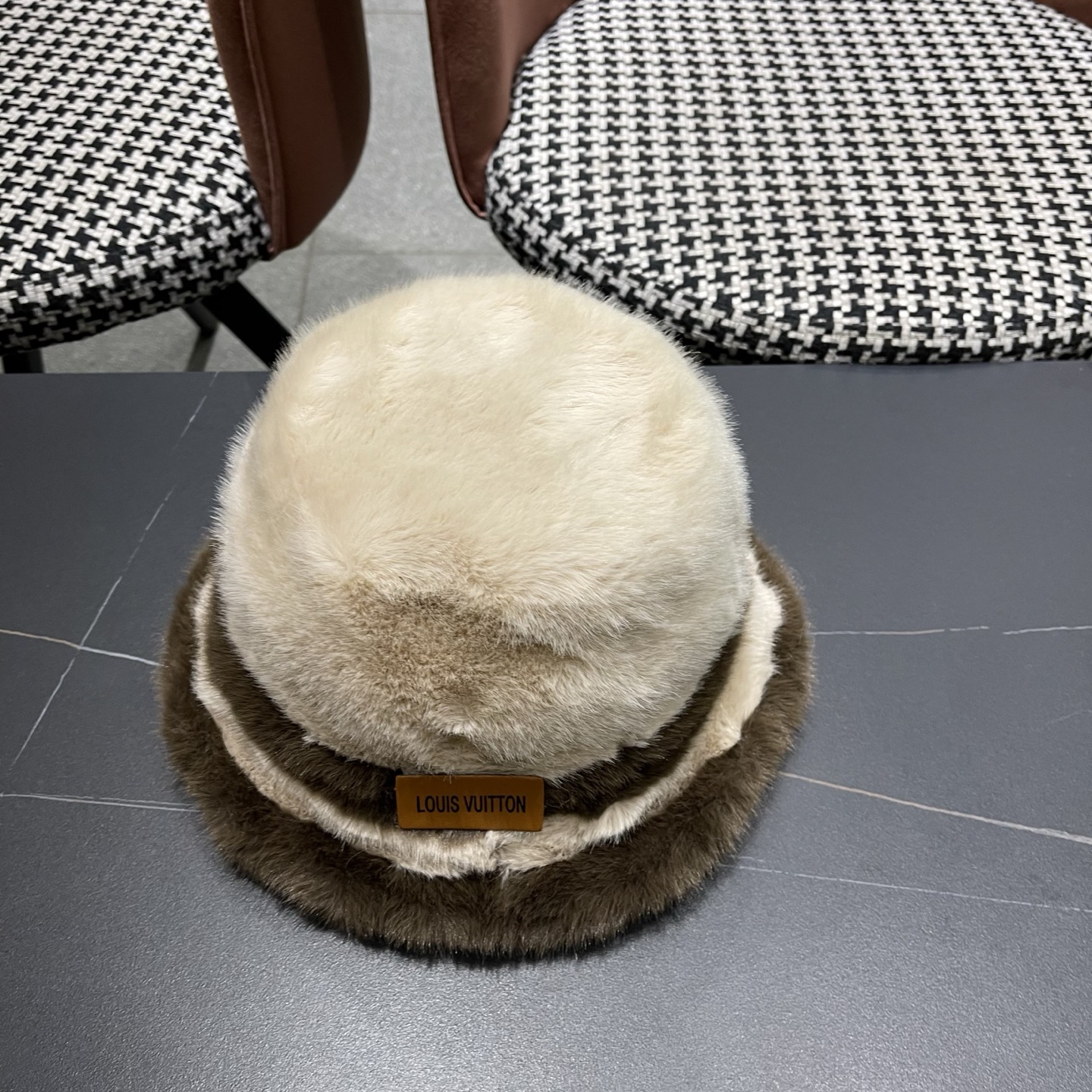 P110 Lv路易威登 帽子女冬季新款显脸小加绒保暖护耳帽
大头围盆帽毛茸茸渔夫帽