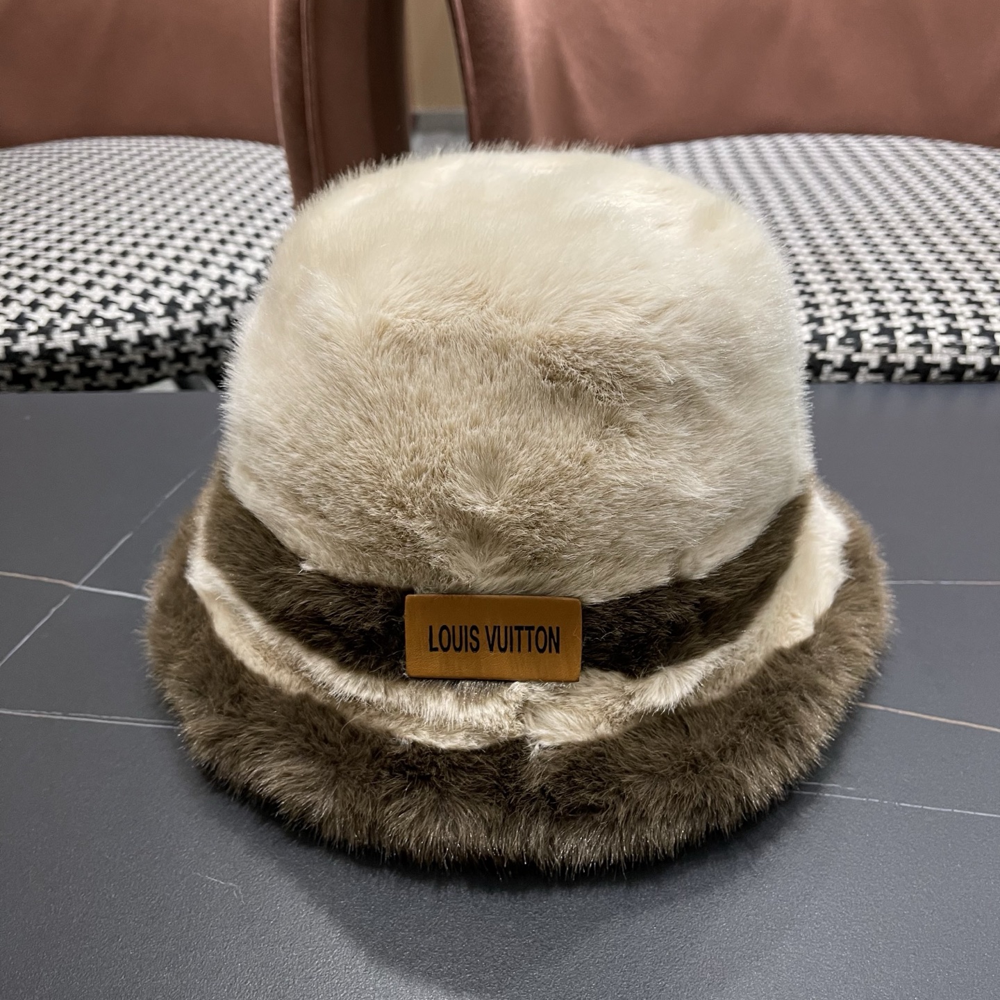 P110 Lv路易威登 帽子女冬季新款显脸小加绒保暖护耳帽
大头围盆帽毛茸茸渔夫帽