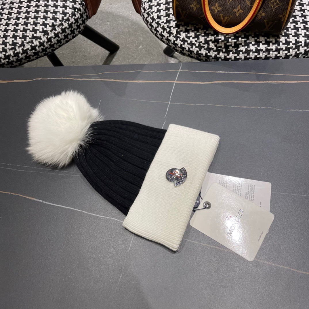 蒙口。经典蒙口毛线帽！配真狐狸毛球小姐姐的冬日最爱～随便搭配什么衣服都好看！又减龄又显可爱的一款～颜色很多，随心百搭～毛