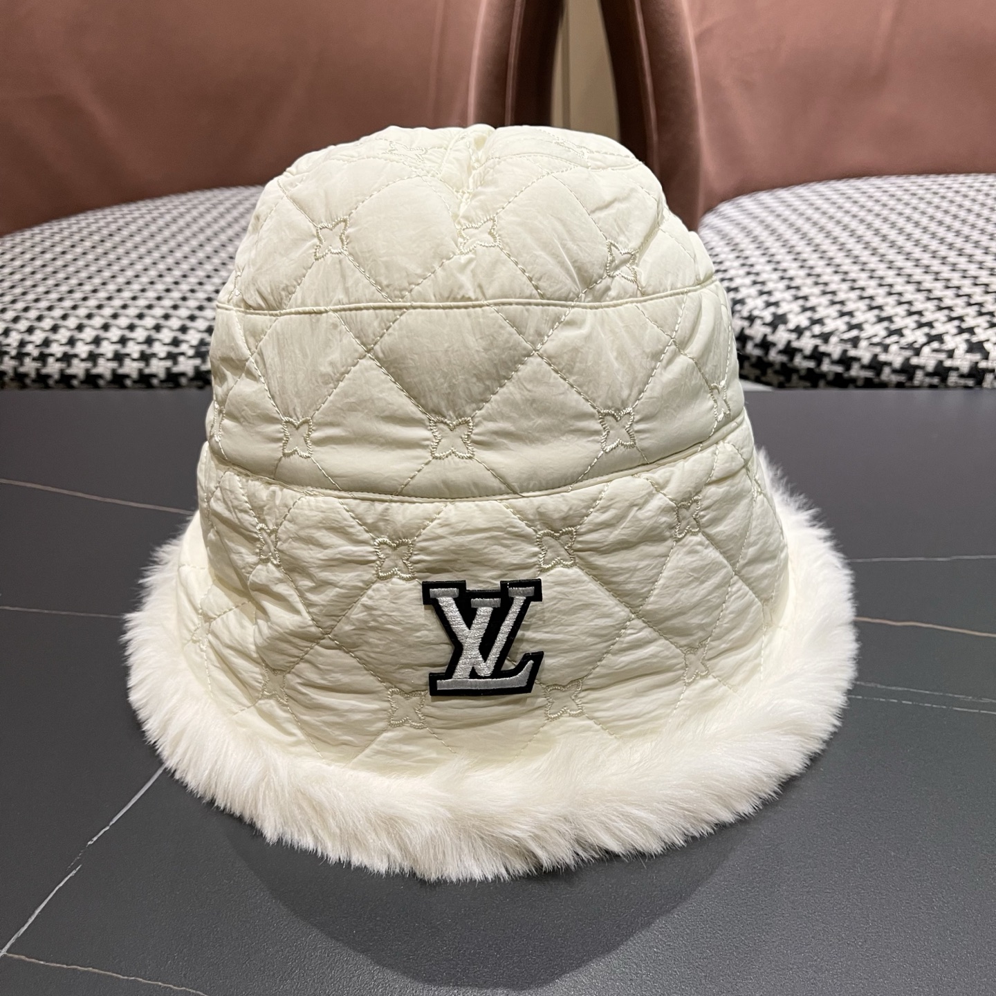 LV 路易威登帽子女潮日毛绒盆帽女冬季新 款韩版百搭显脸小加绒保暖盆帽