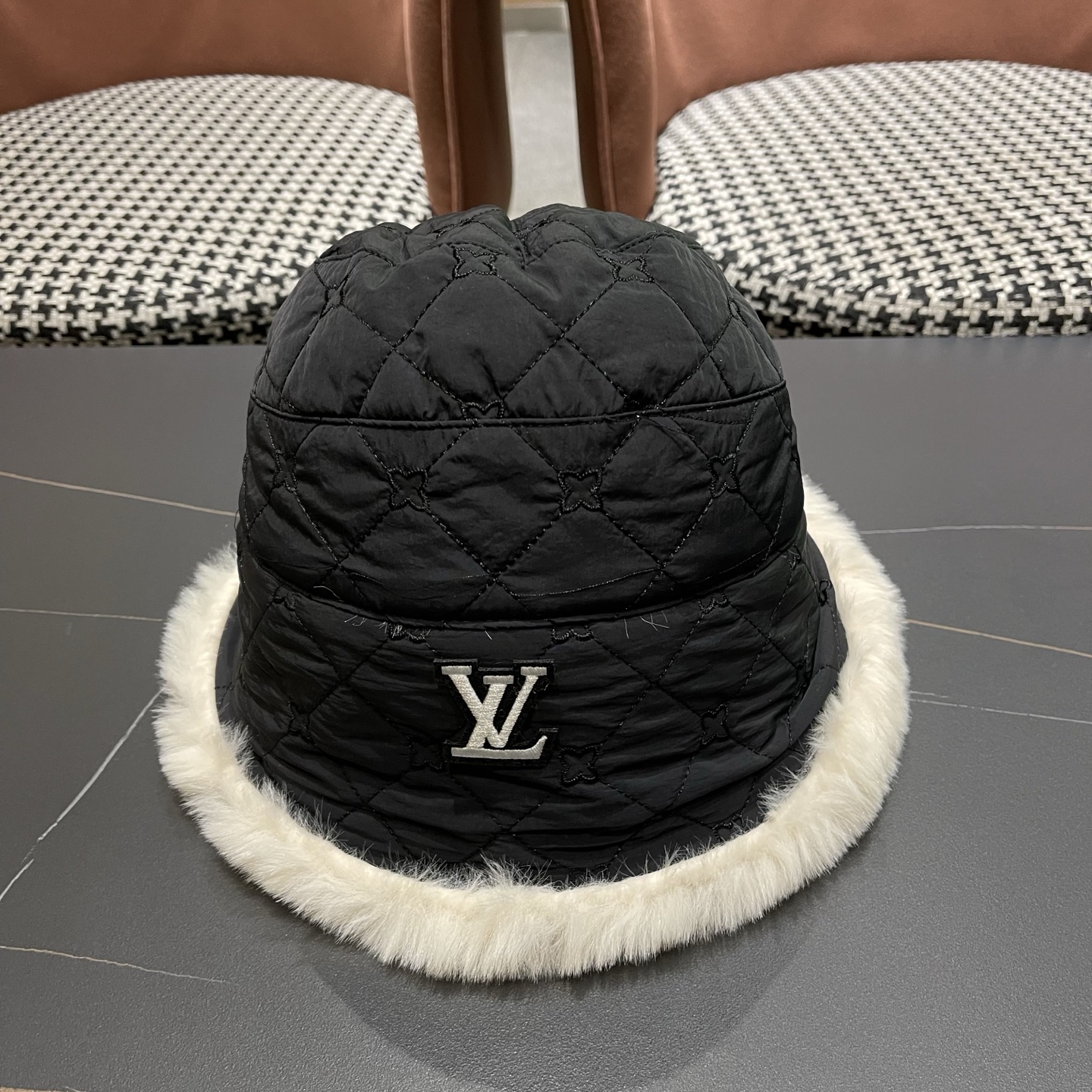 LV 路易威登帽子女潮日毛绒盆帽女冬季新 款韩版百搭显脸小加绒保暖盆帽