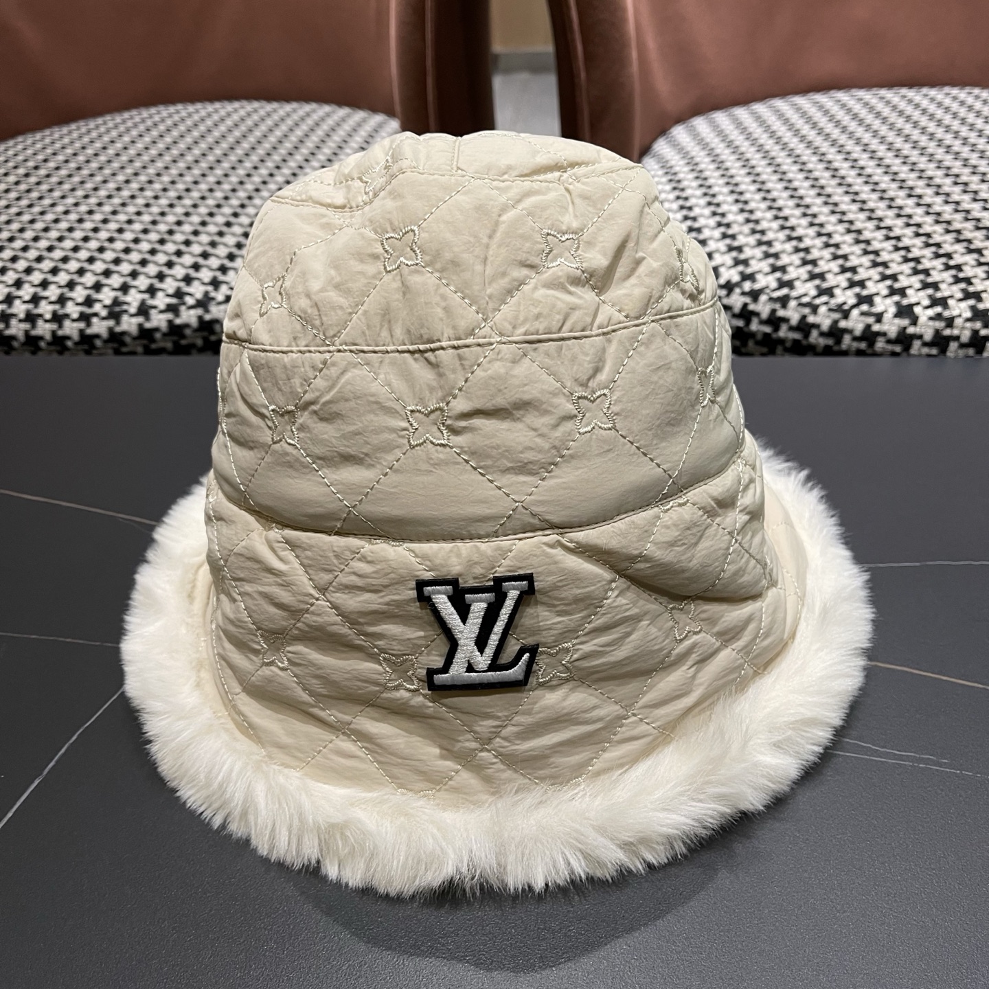 LV 路易威登帽子女潮日毛绒盆帽女冬季新 款韩版百搭显脸小加绒保暖盆帽