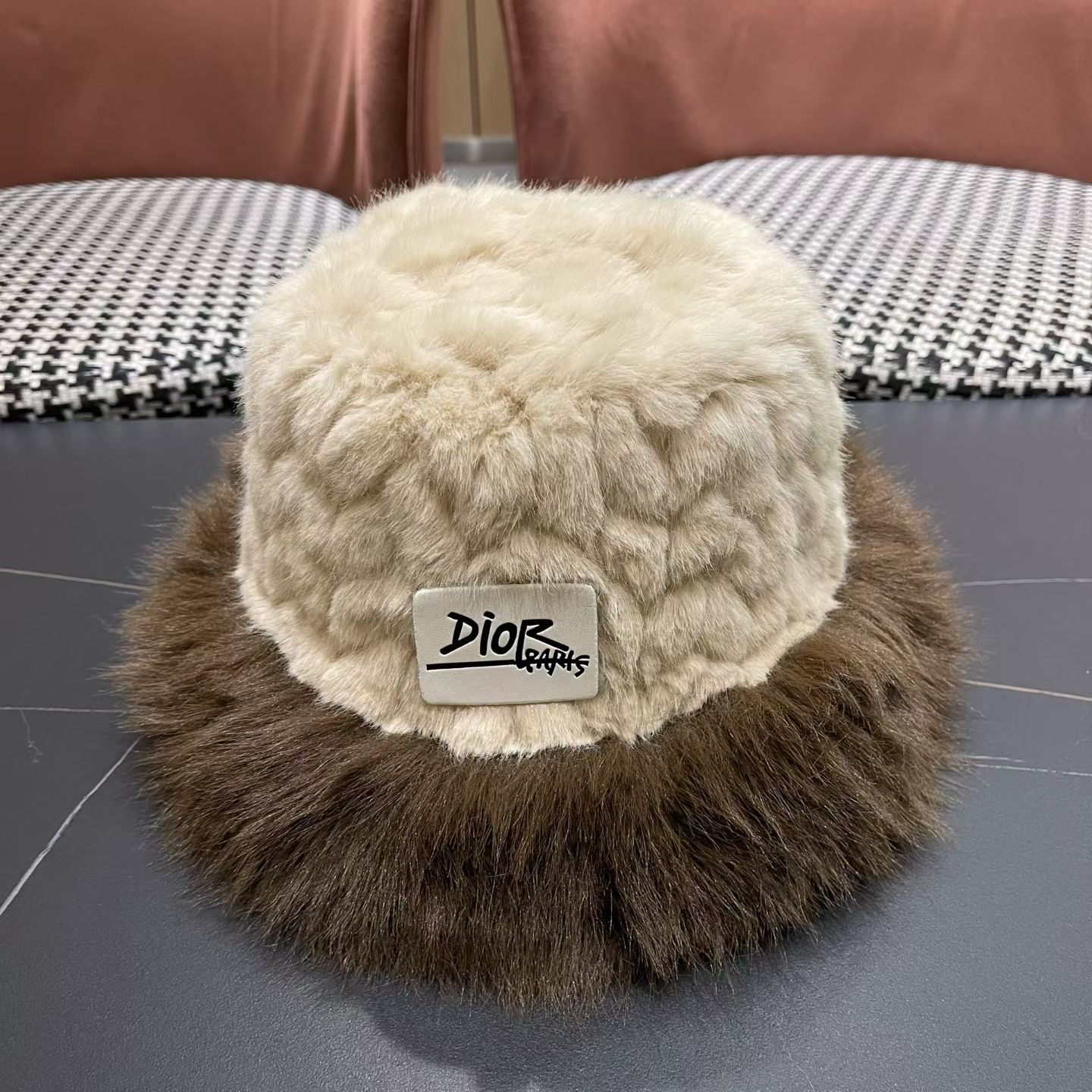 NO:670540,DIOR Dior new autumn and winter bucket hat, winter plush and versatile basin hat, winter women's hat, bucket hat, baseball cap, knitted hat, hat, dior, dior, espadrilles, hats19860909DIOR迪奥 秋冬新款打渔夫帽冬天毛毛绒绒百搭盆帽帽子冬款女帽子渔夫帽棒球帽针织帽,帽子,dior,dior,espadrilles,hats,hat