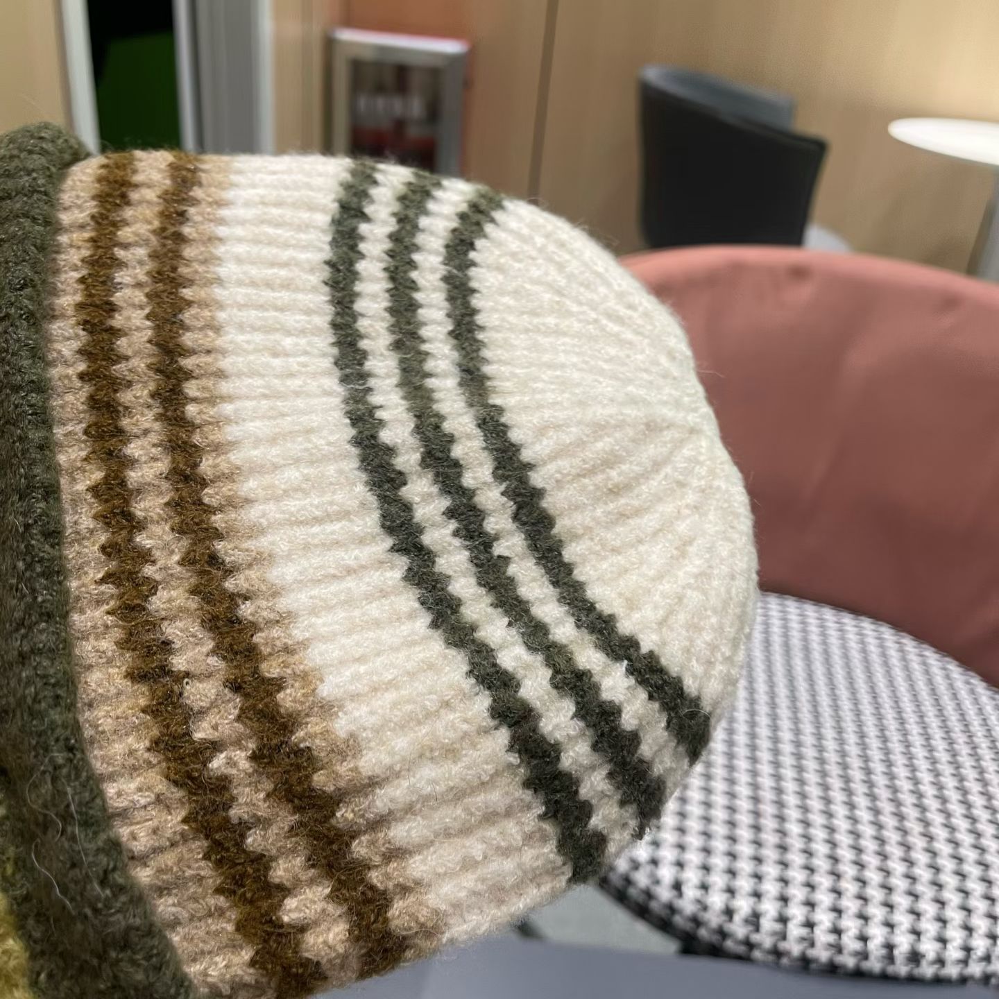 P85 MONCLER（蒙口）
户外条纹毛线帽保暖羊毛混纺2025新款秋冬登山徒步护耳针织帽