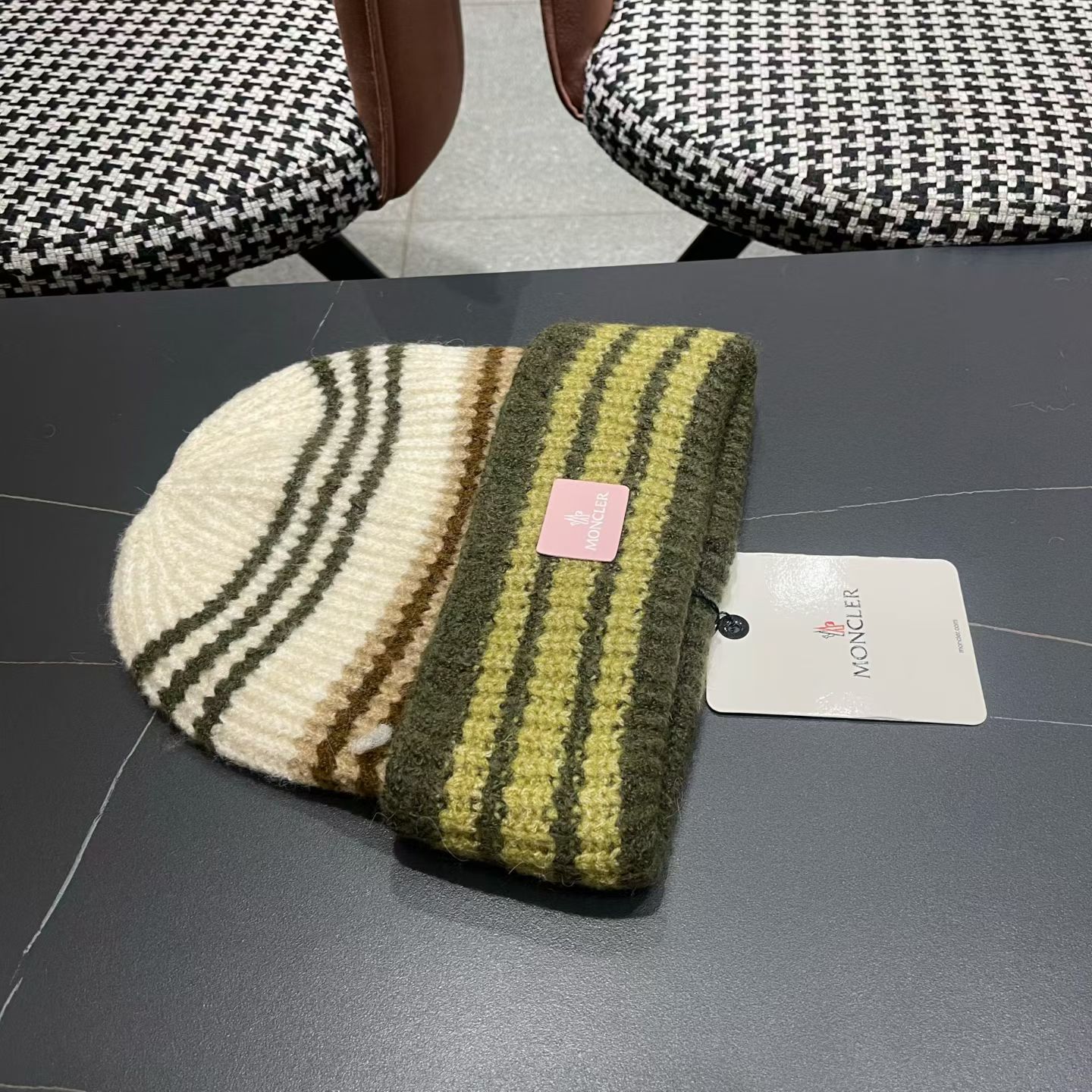 P85 MONCLER（蒙口）
户外条纹毛线帽保暖羊毛混纺2025新款秋冬登山徒步护耳针织帽