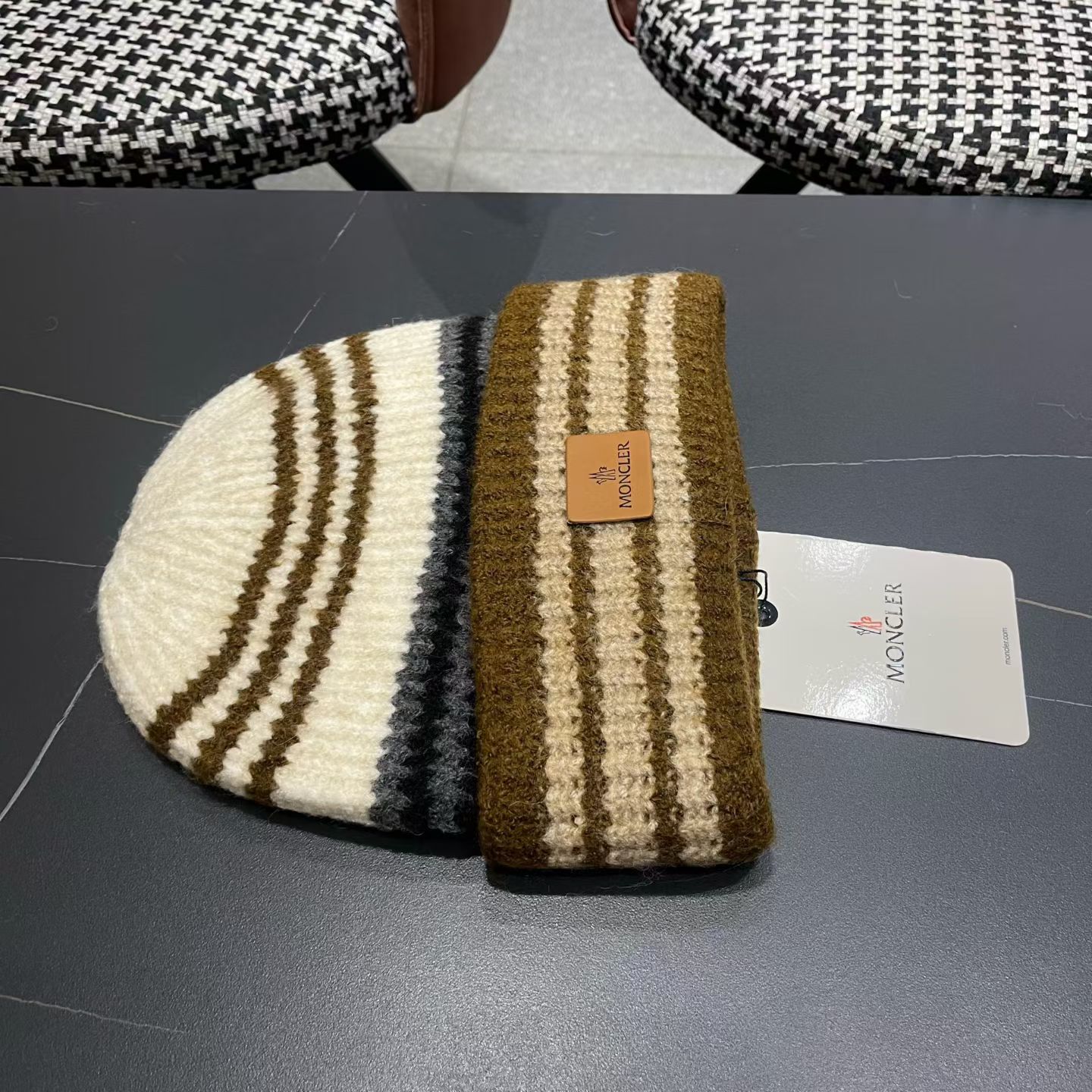 P85 MONCLER（蒙口）
户外条纹毛线帽保暖羊毛混纺2025新款秋冬登山徒步护耳针织帽