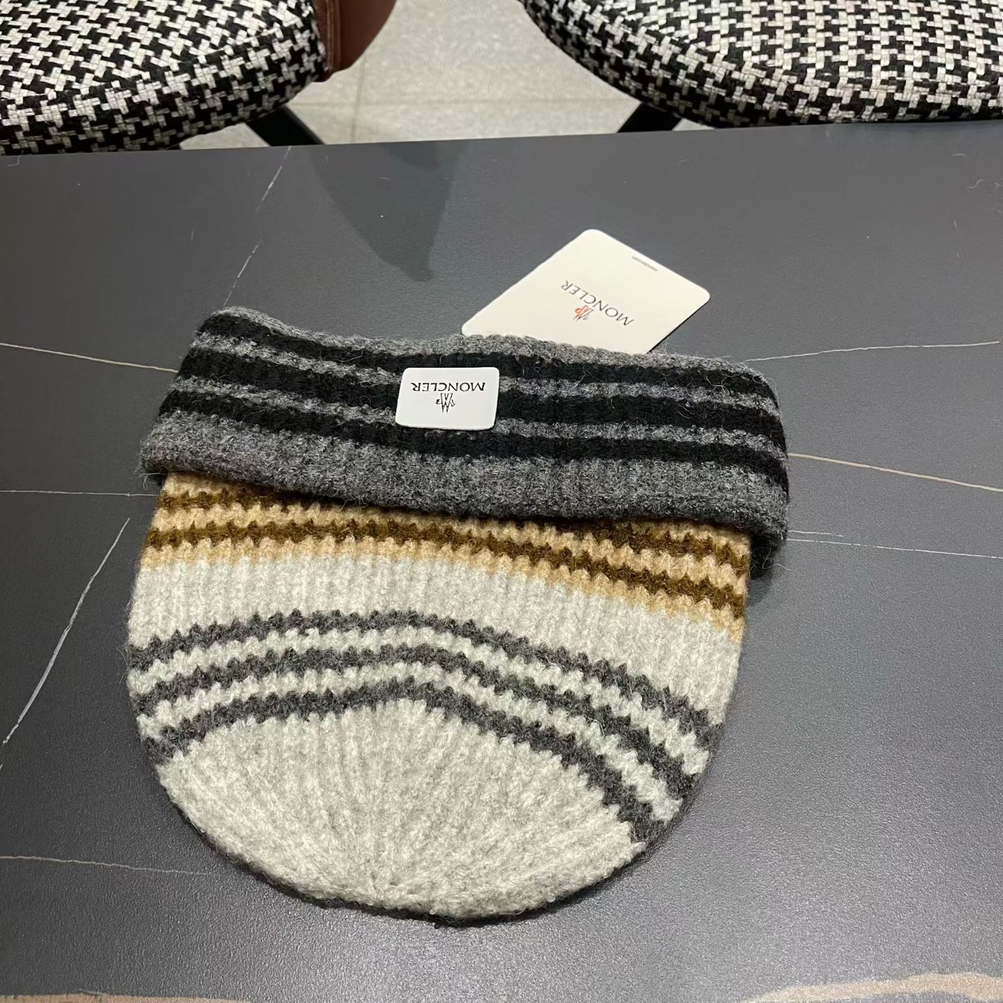 P85 MONCLER（蒙口）
户外条纹毛线帽保暖羊毛混纺2025新款秋冬登山徒步护耳针织帽