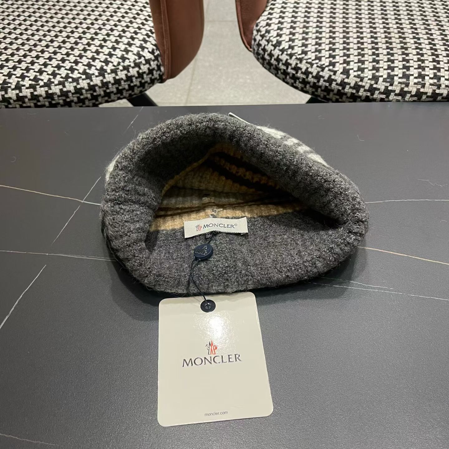 P85 MONCLER（蒙口）
户外条纹毛线帽保暖羊毛混纺2025新款秋冬登山徒步护耳针织帽