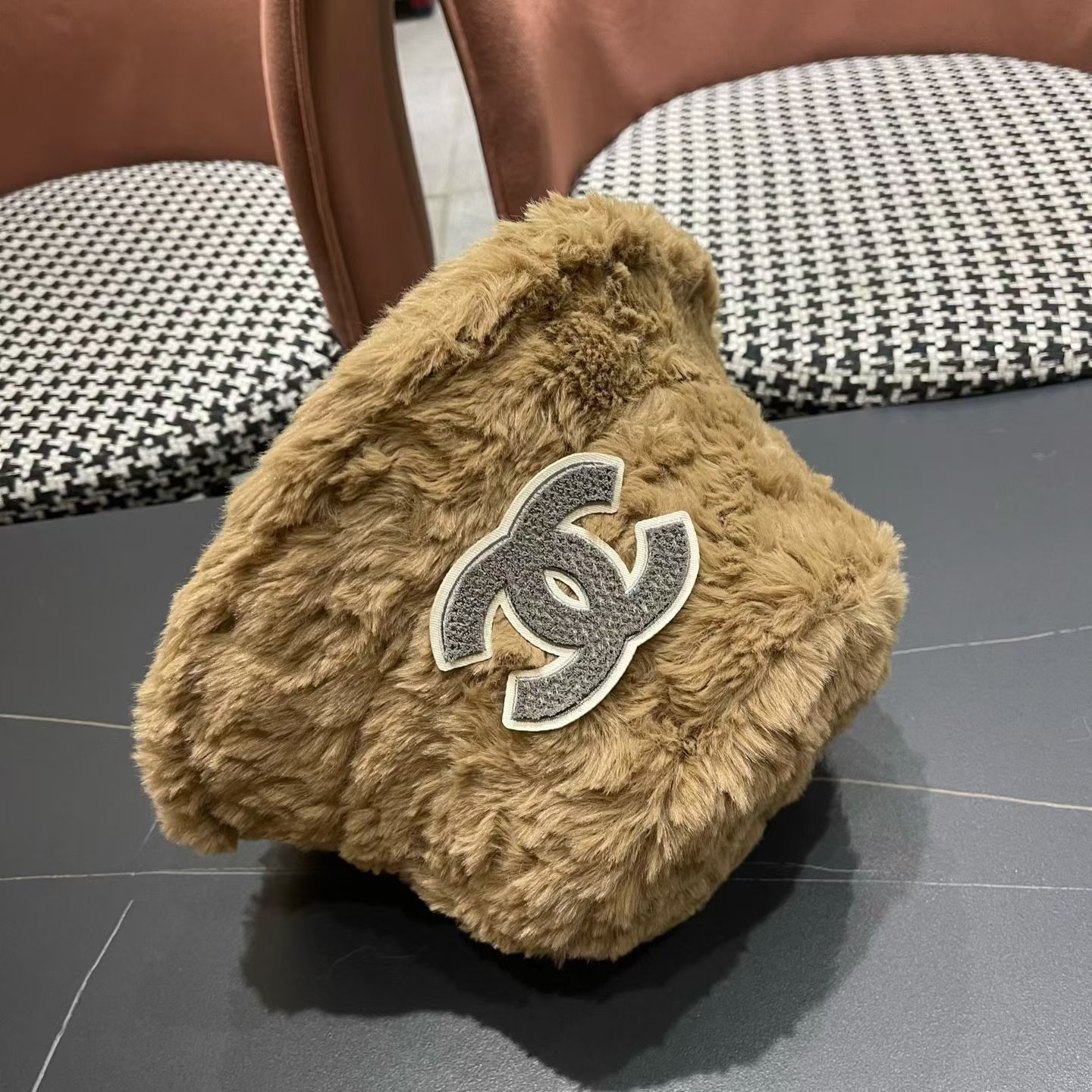 P85
Chanel香奈儿毛毛绒渔夫帽，头围57cm