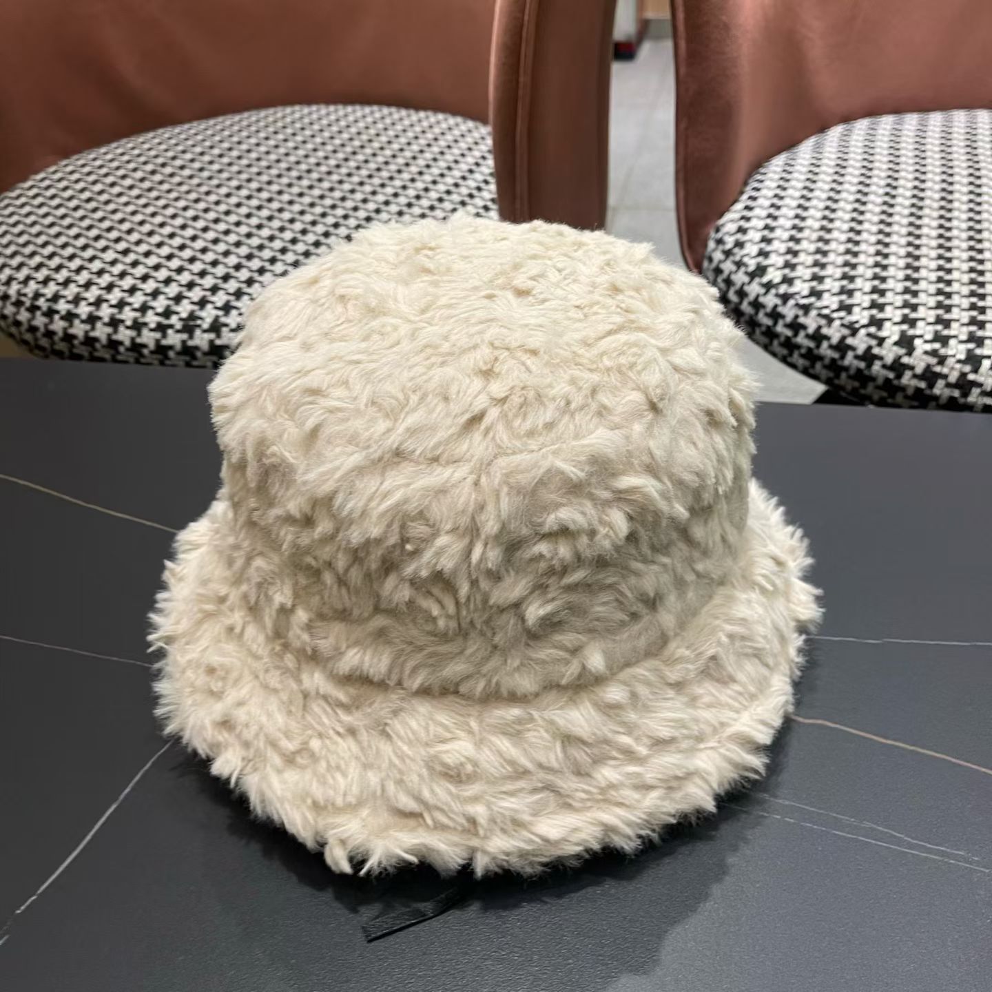 P85
Chanel香奈儿毛毛绒渔夫帽，头围57cm