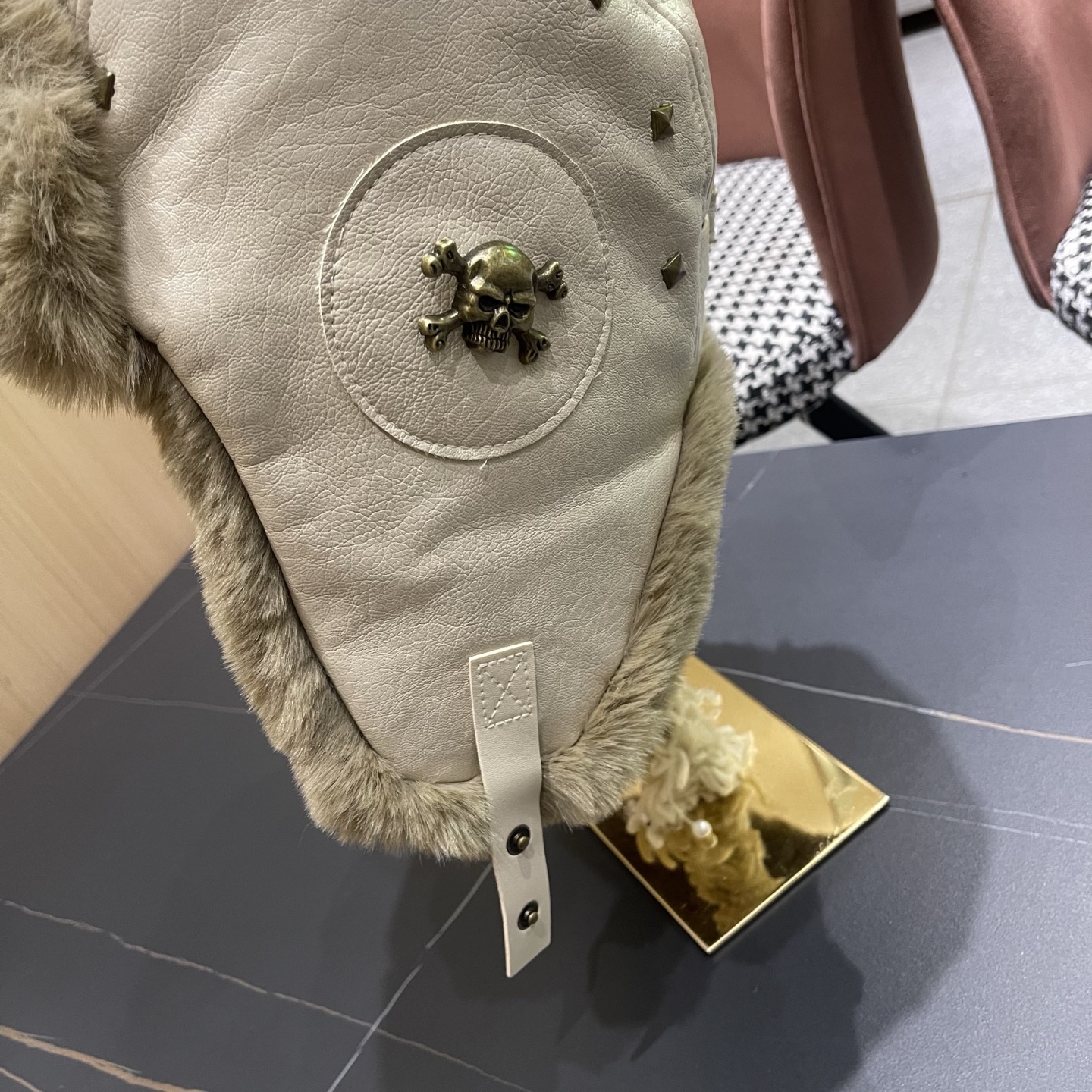 P100 Burberry巴宝莉猫复古铆钉皮质飞行员帽子男女冬季毛绒护耳
保暖毛绒加厚防风雷锋帽