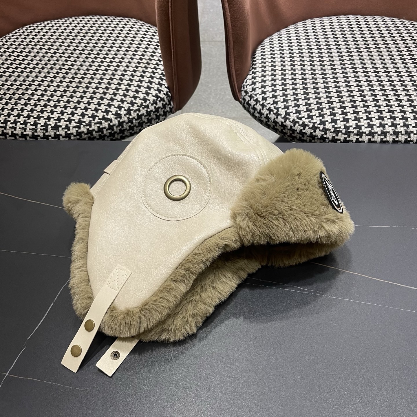 P100 Burberry巴宝莉猫复古铆钉皮质飞行员帽子男女冬季毛绒护耳
保暖毛绒加厚防风雷锋帽