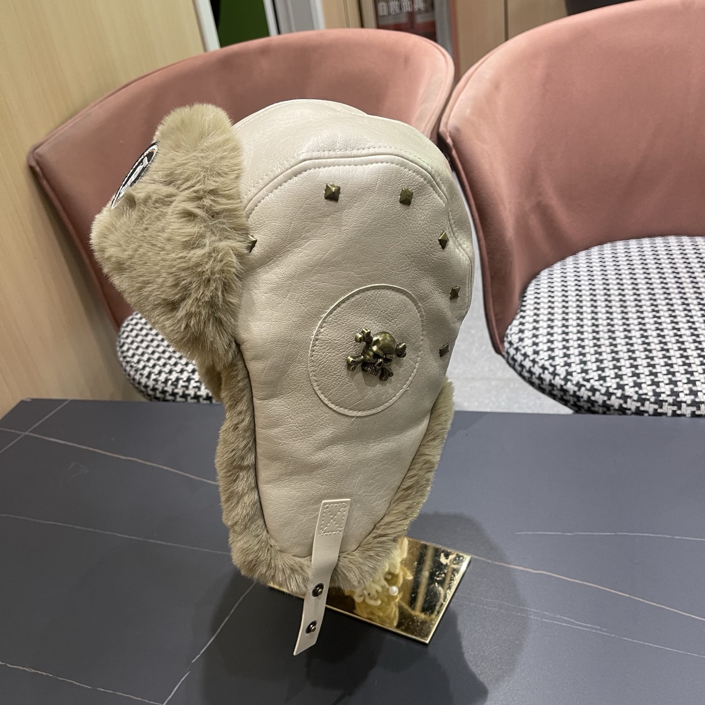 P100 Burberry巴宝莉猫复古铆钉皮质飞行员帽子男女冬季毛绒护耳
保暖毛绒加厚防风雷锋帽