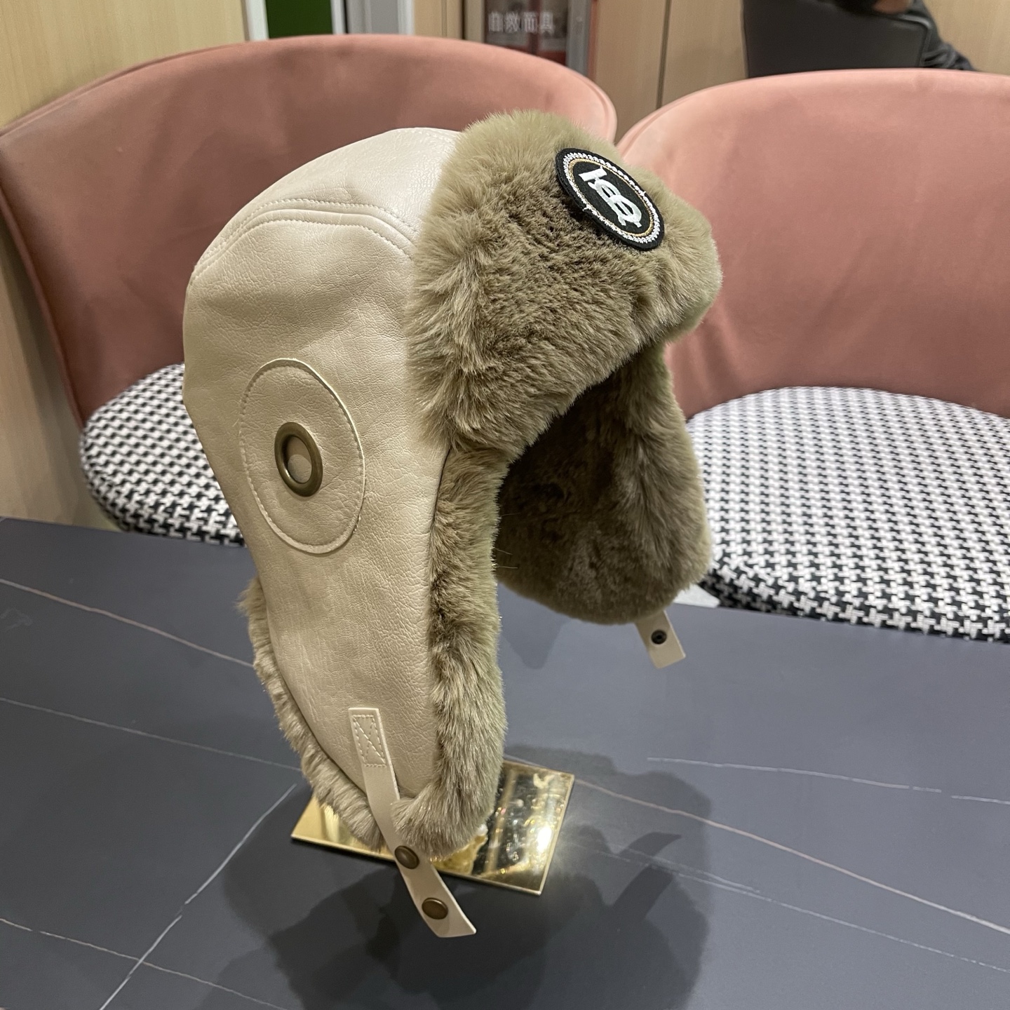 P100 Burberry巴宝莉猫复古铆钉皮质飞行员帽子男女冬季毛绒护耳
保暖毛绒加厚防风雷锋帽