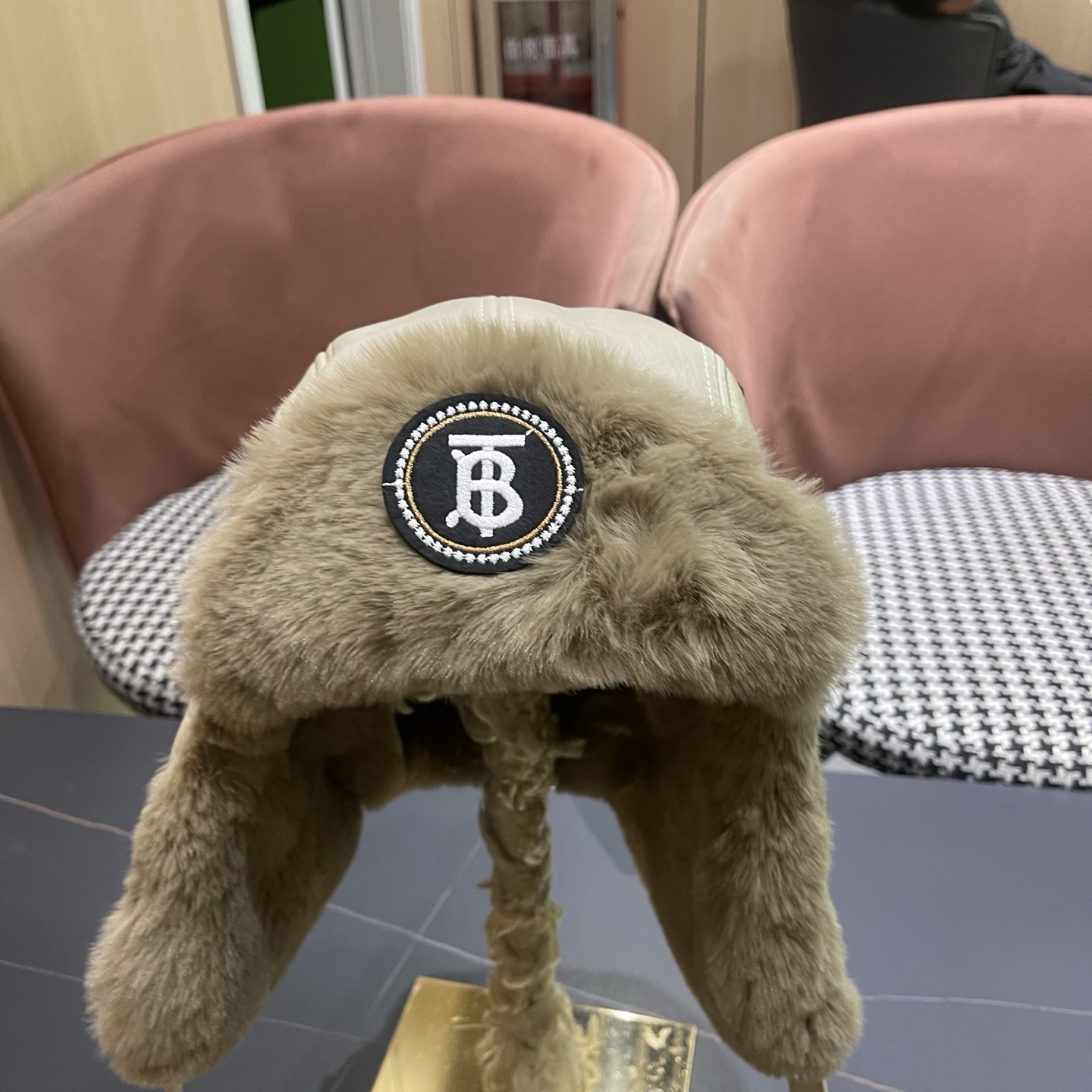 P100 Burberry巴宝莉猫复古铆钉皮质飞行员帽子男女冬季毛绒护耳
保暖毛绒加厚防风雷锋帽