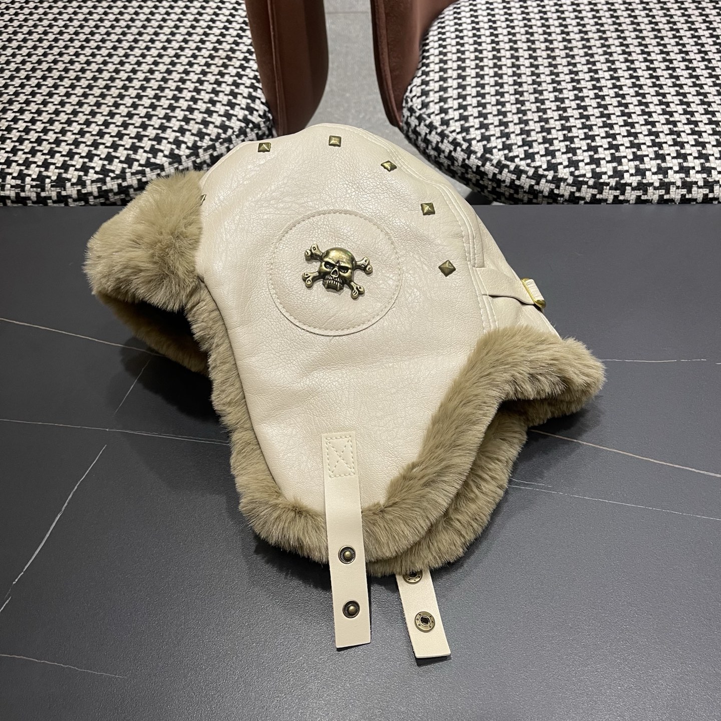 P100 Burberry巴宝莉猫复古铆钉皮质飞行员帽子男女冬季毛绒护耳
保暖毛绒加厚防风雷锋帽