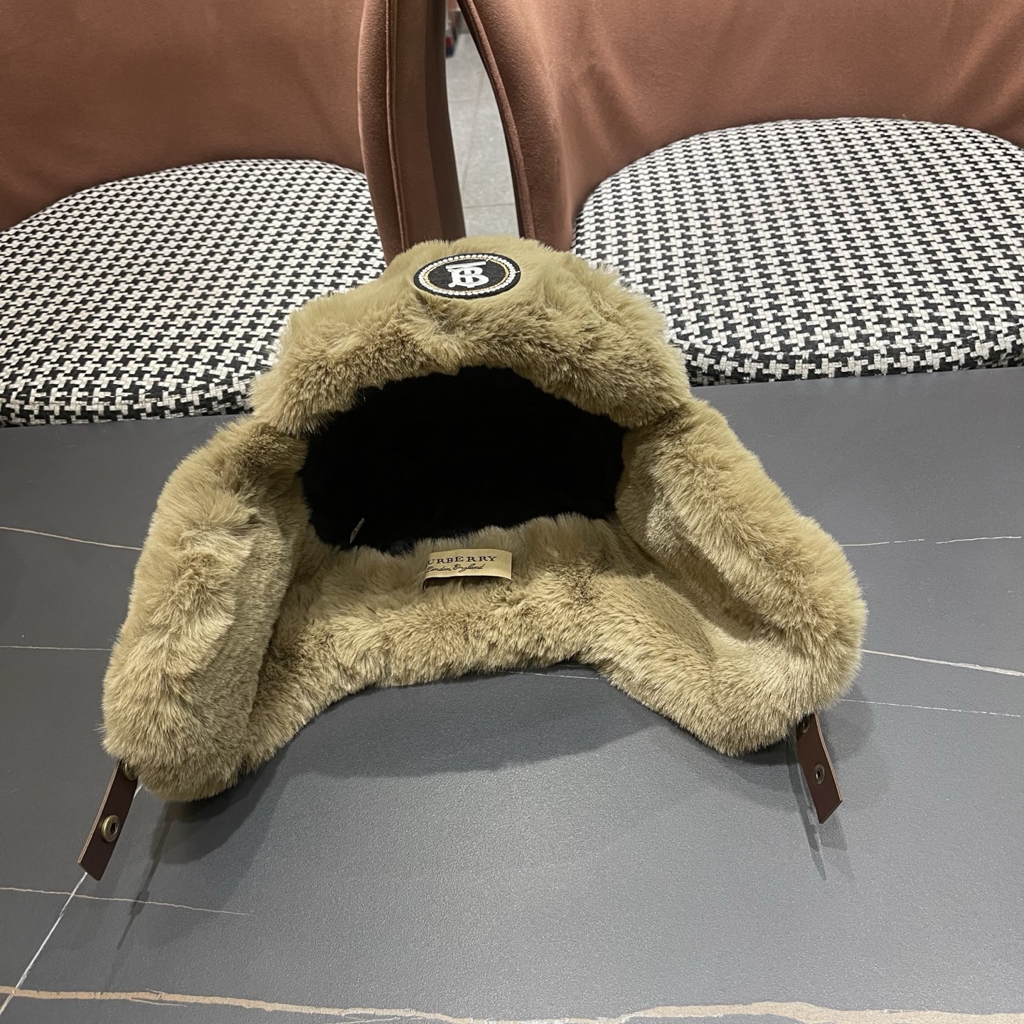 P100 Burberry巴宝莉猫复古铆钉皮质飞行员帽子男女冬季毛绒护耳
保暖毛绒加厚防风雷锋帽