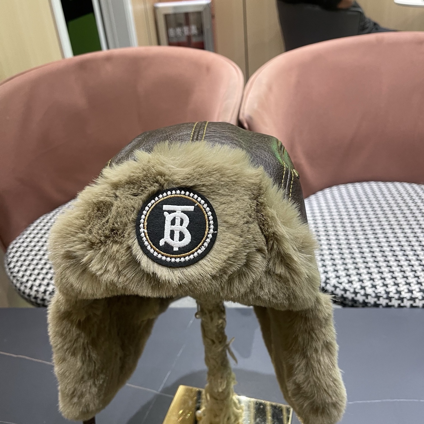 P100 Burberry巴宝莉猫复古铆钉皮质飞行员帽子男女冬季毛绒护耳
保暖毛绒加厚防风雷锋帽