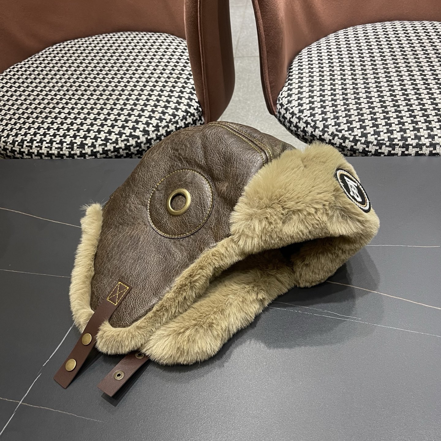 P100 Burberry巴宝莉猫复古铆钉皮质飞行员帽子男女冬季毛绒护耳
保暖毛绒加厚防风雷锋帽