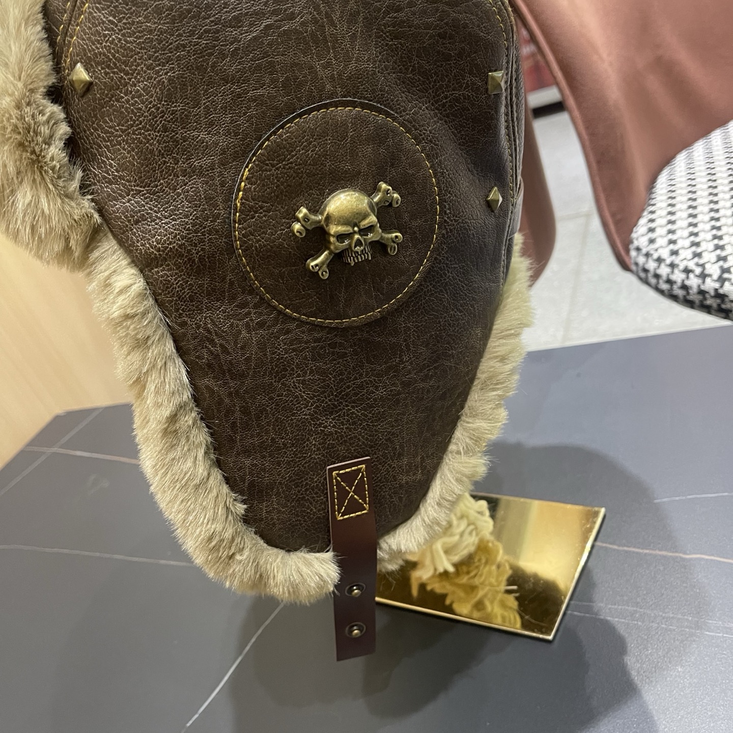 P100 Burberry巴宝莉猫复古铆钉皮质飞行员帽子男女冬季毛绒护耳
保暖毛绒加厚防风雷锋帽