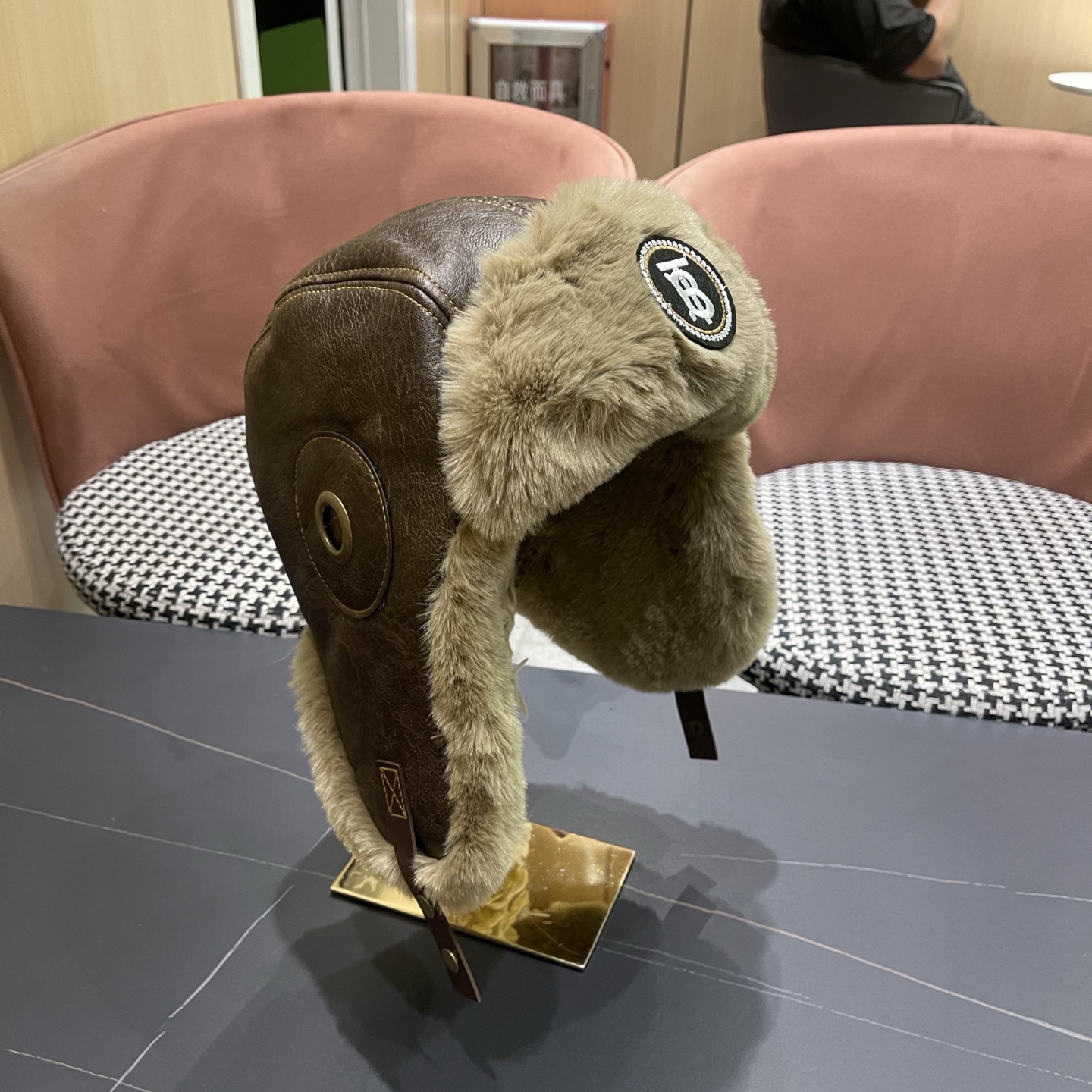 P100 Burberry巴宝莉猫复古铆钉皮质飞行员帽子男女冬季毛绒护耳
保暖毛绒加厚防风雷锋帽