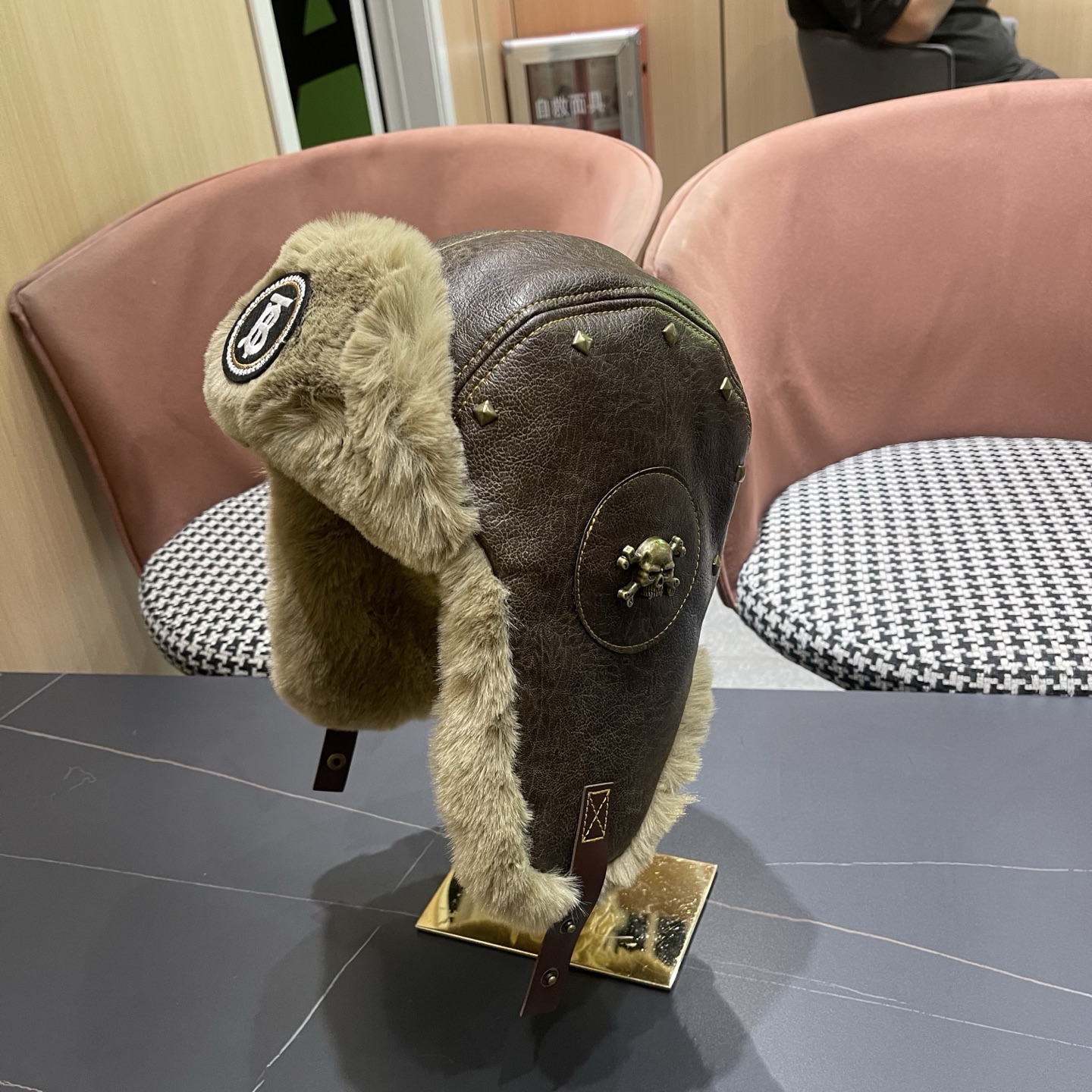 P100 Burberry巴宝莉猫复古铆钉皮质飞行员帽子男女冬季毛绒护耳
保暖毛绒加厚防风雷锋帽